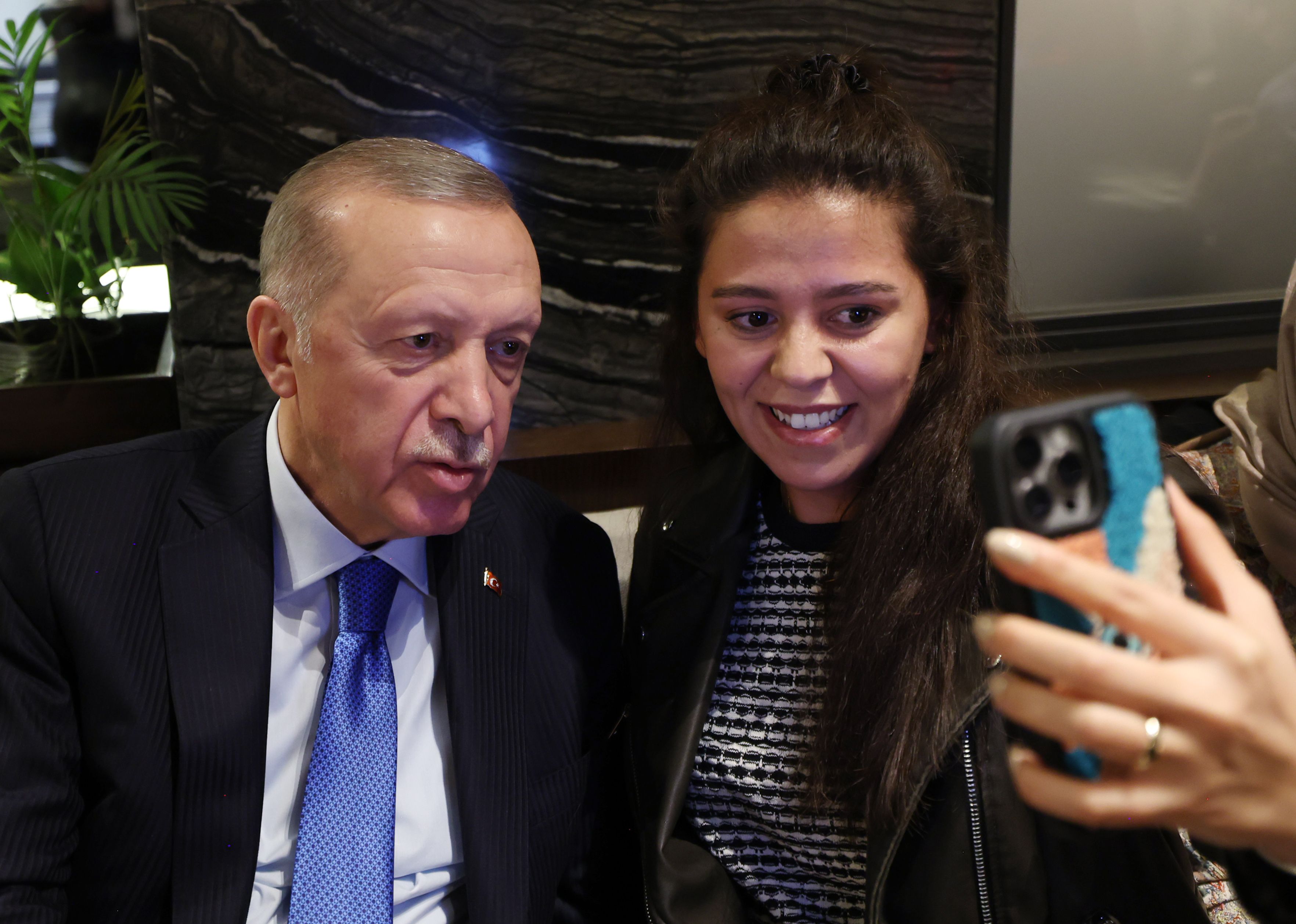 Cumhurbaşkanı Erdoğan'dan sürpriz ziyaret: Gençler fotoğraf için sıraya girdi Cumhurbaşkanı Erdoğan'dan sürpriz ziyaret: Gençler fotoğraf için sıraya girdi - 2. Resim