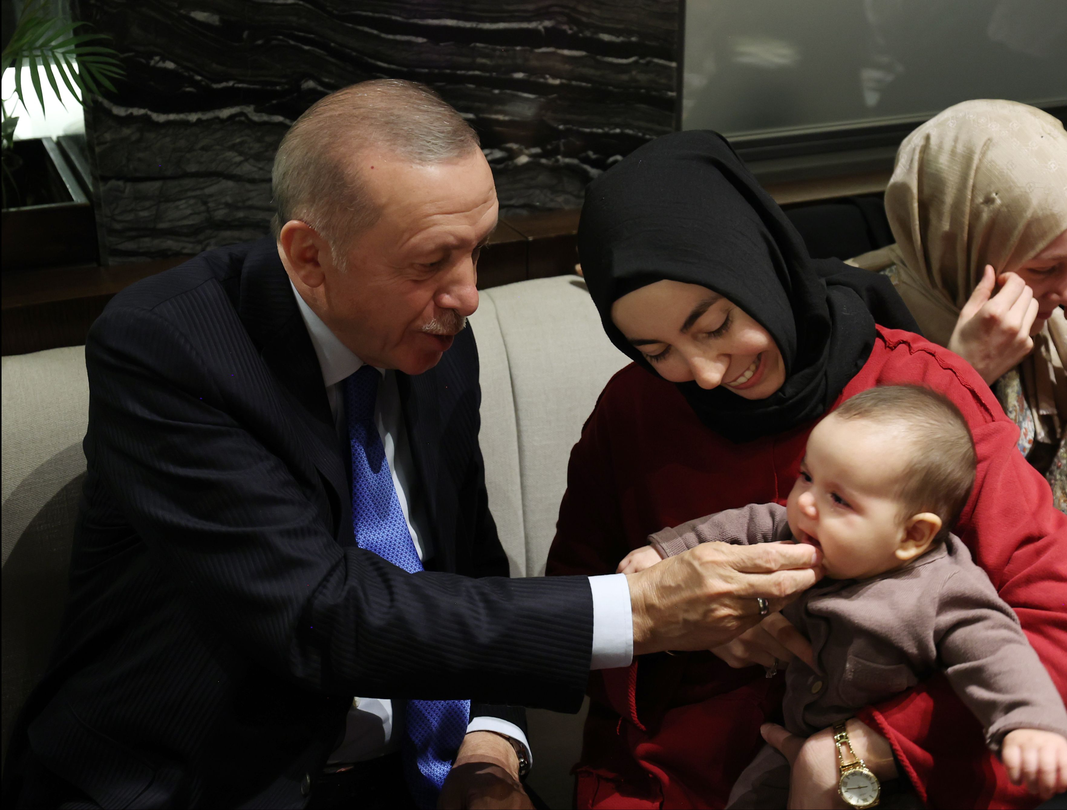Cumhurbaşkanı Erdoğan'dan sürpriz ziyaret: Gençler fotoğraf için sıraya girdi Cumhurbaşkanı Erdoğan'dan sürpriz ziyaret: Gençler fotoğraf için sıraya girdi - 4. Resim