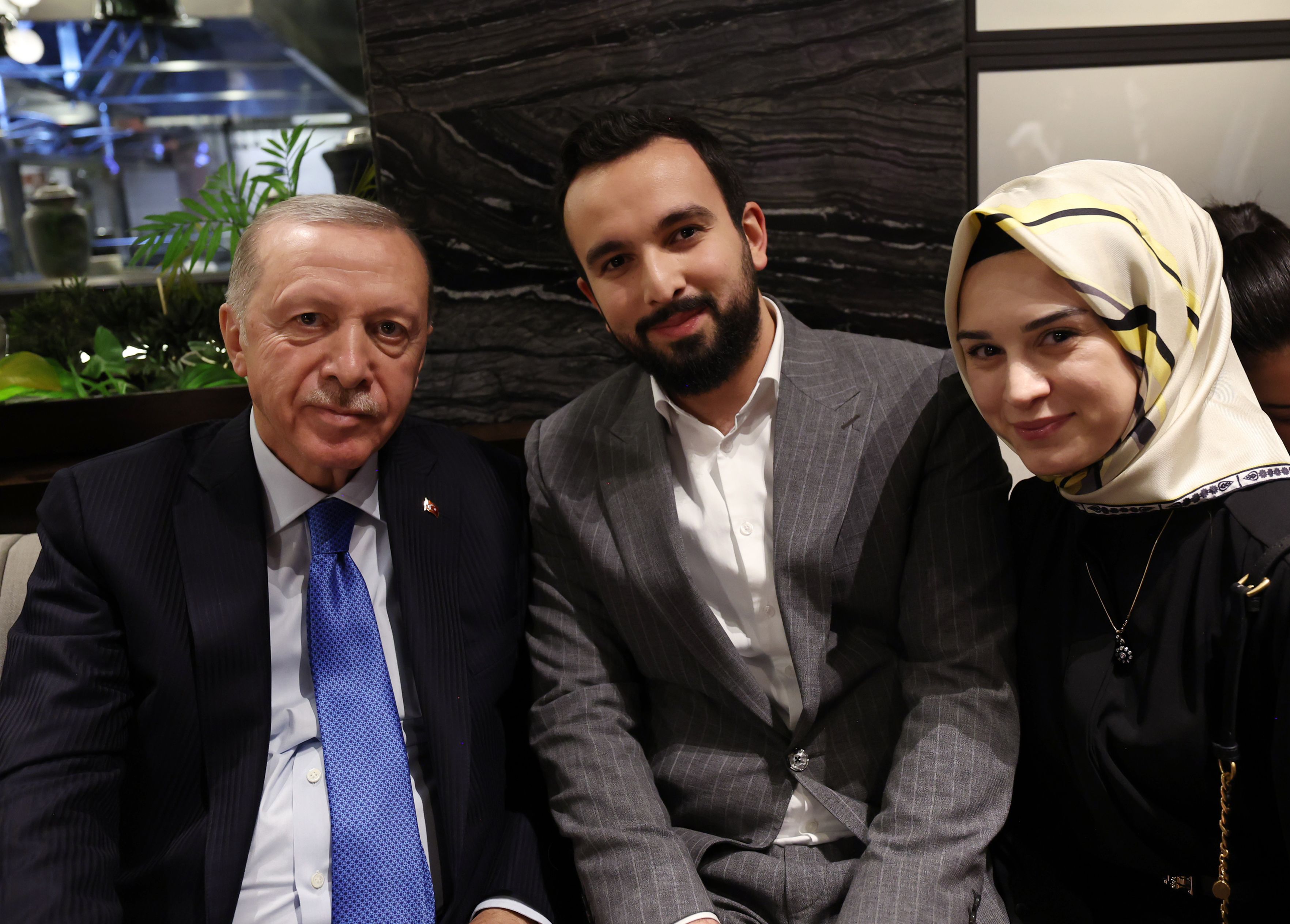 Cumhurbaşkanı Erdoğan'dan sürpriz ziyaret: Gençler fotoğraf için sıraya girdi Cumhurbaşkanı Erdoğan'dan sürpriz ziyaret: Gençler fotoğraf için sıraya girdi - 1. Resim