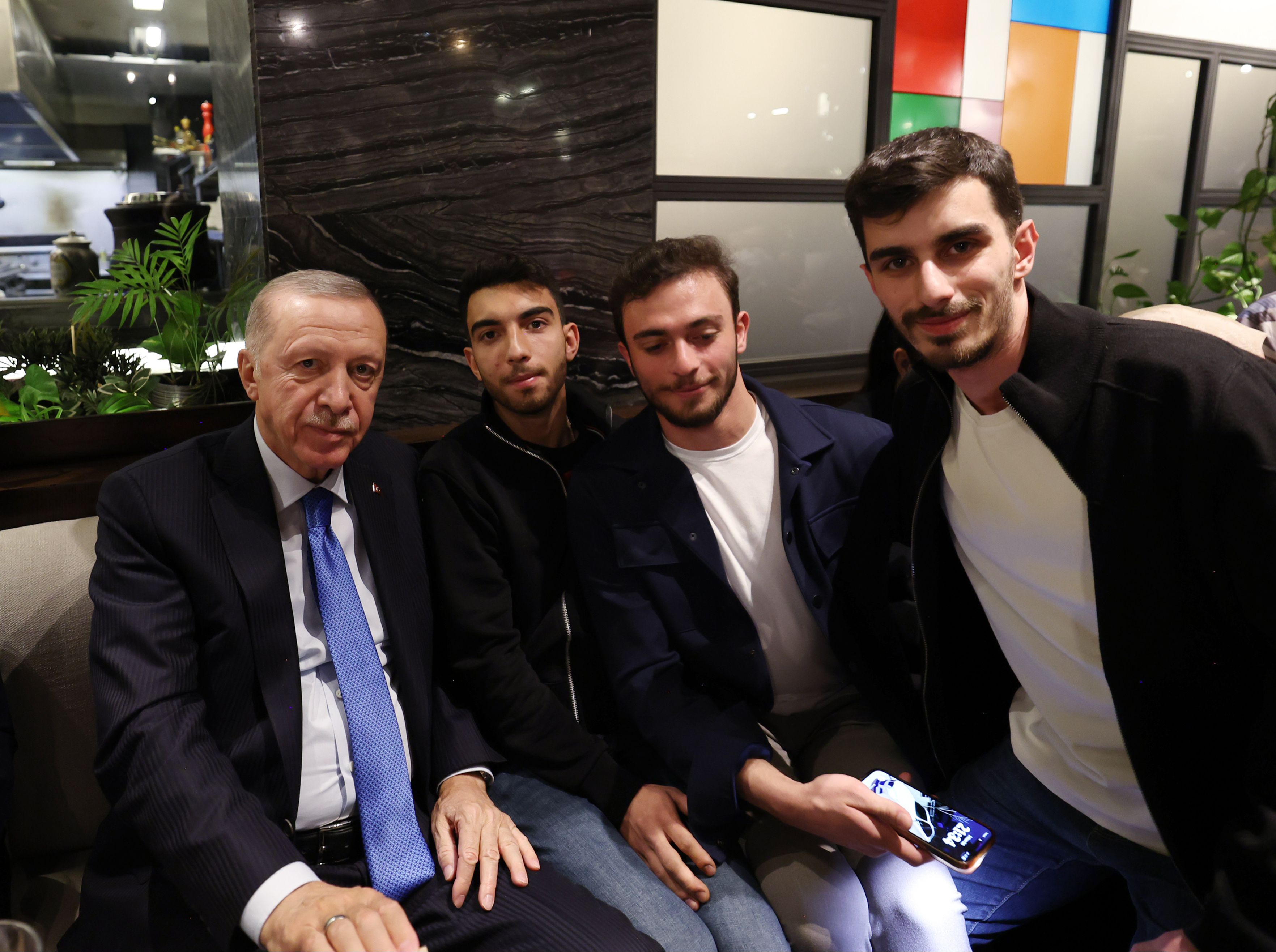 Cumhurbaşkanı Erdoğan'dan sürpriz ziyaret: Gençler fotoğraf için sıraya girdi Cumhurbaşkanı Erdoğan'dan sürpriz ziyaret: Gençler fotoğraf için sıraya girdi - 3. Resim
