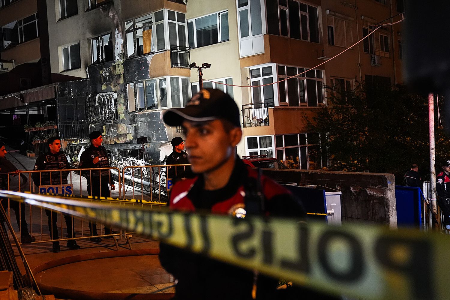 Bodrum katta alev kapanı! Gayrettepe'deki faciada gözaltı sayısı arttı Diskoda kaçak inşaat faciası! 16 katlı binanın bodrumunda ölüm kapanı - 1. Resim