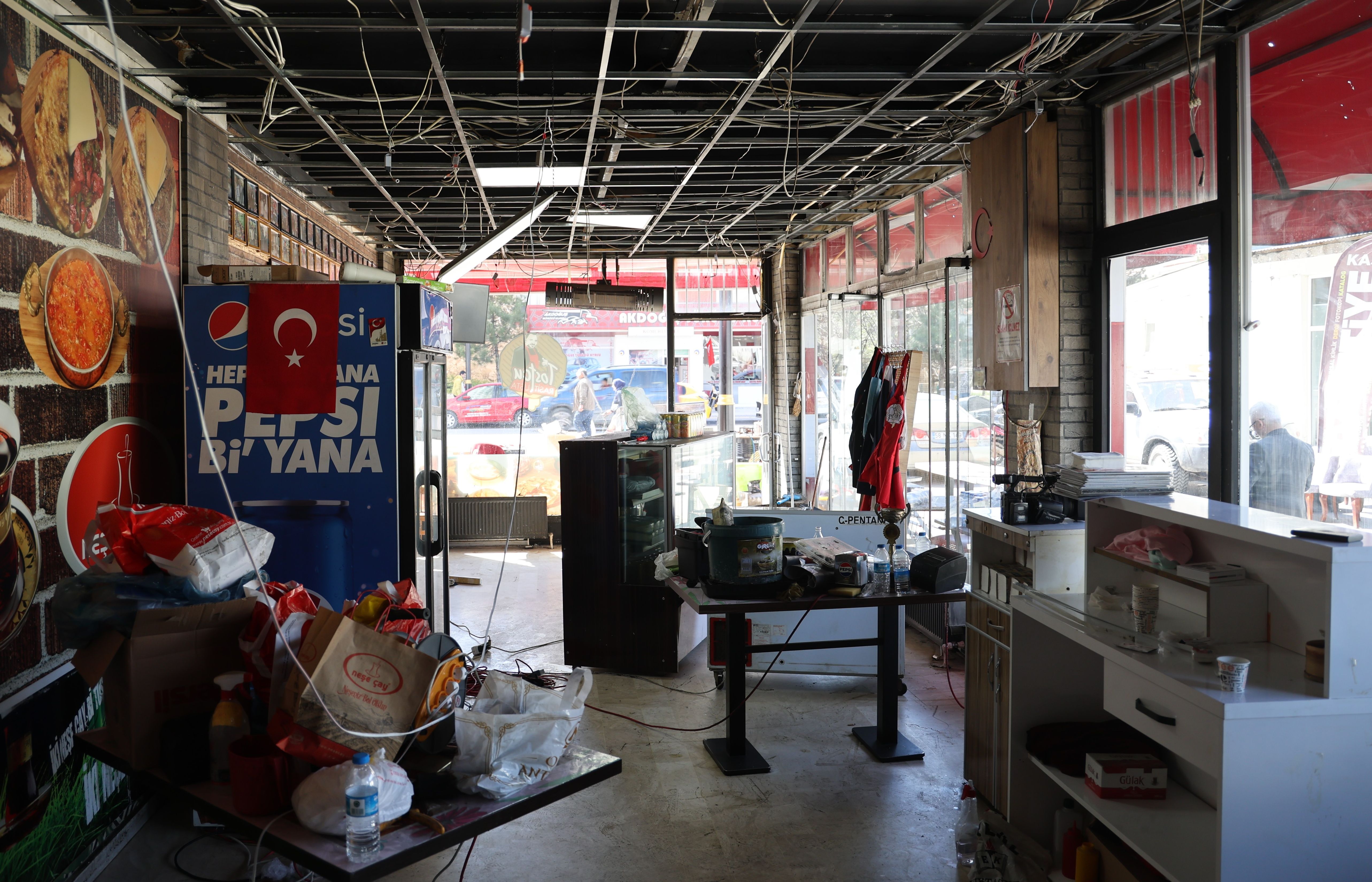 Dükkanı yanan esnaf, 1 Nisan şakası sandı! Gerçek olduğunu görünce şoke oldu - 3. Resim