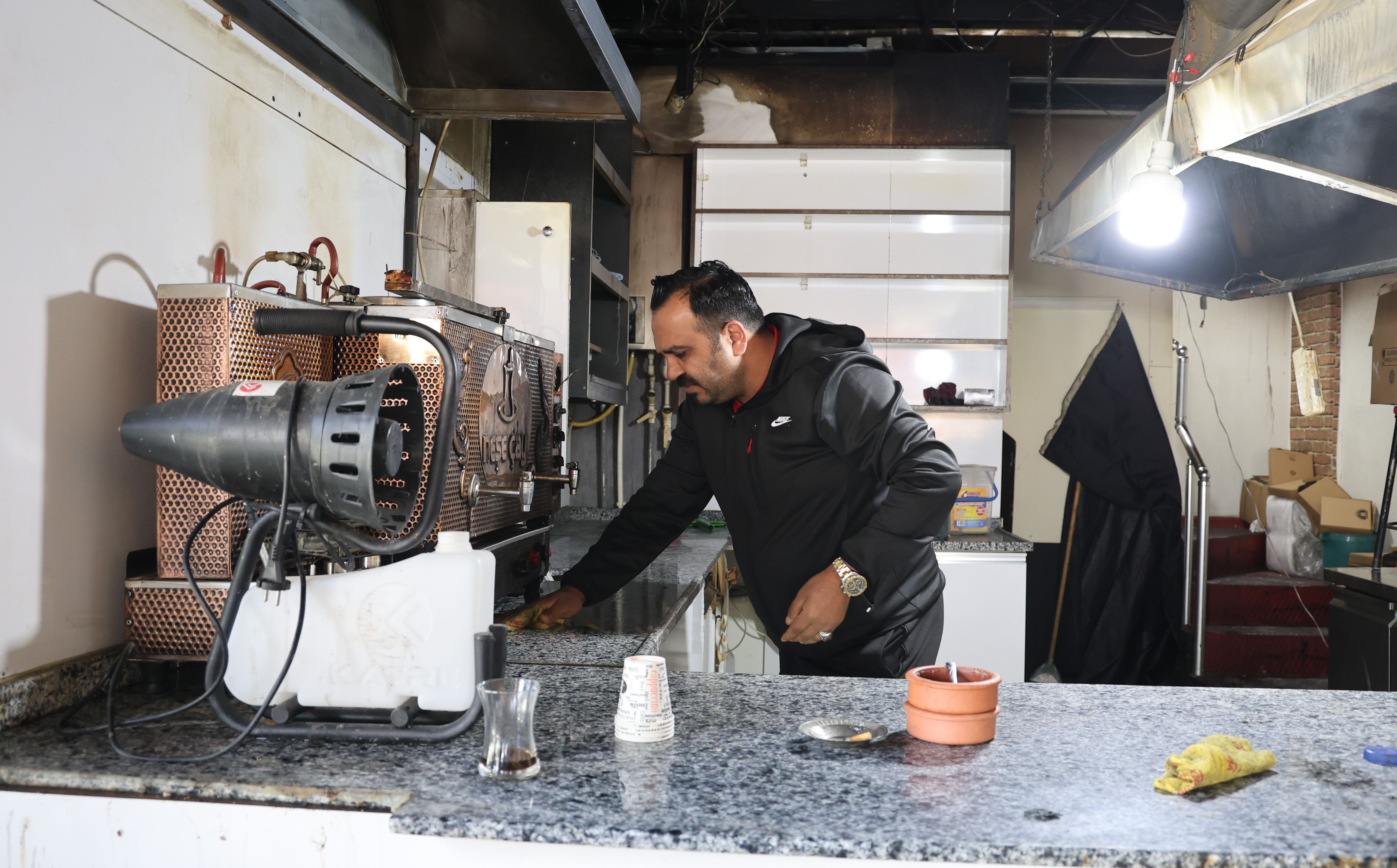 Dükkanı yanan esnaf, 1 Nisan şakası sandı! Gerçek olduğunu görünce şoke oldu - 1. Resim
