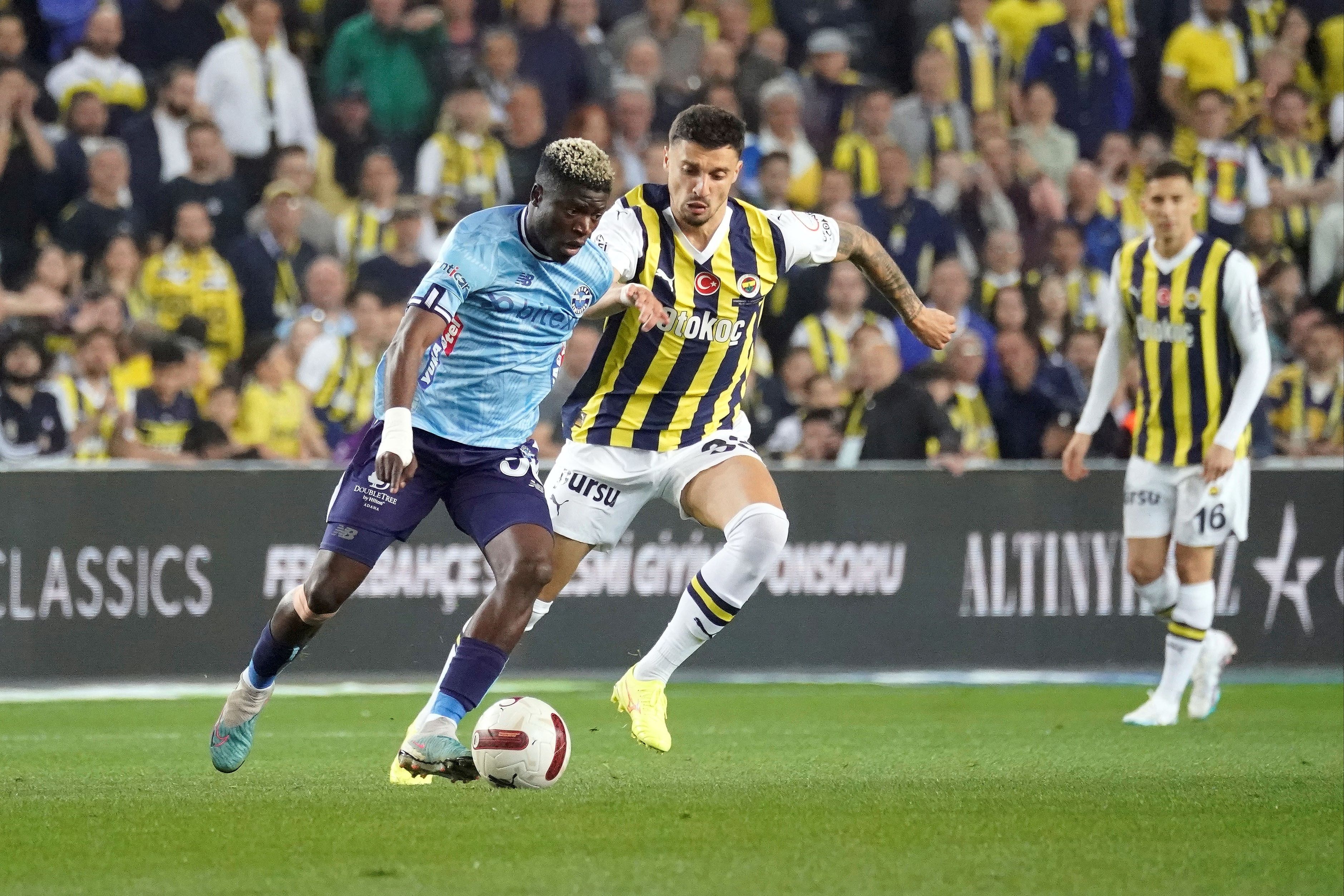 Fenerbahçe-Adana Demirspor maçı zeminindeki 