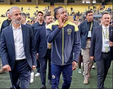 Fenerbahçe’de tarihî genel kurul gerçekleşti! Lige devam kupaya veto! Fenerbahçe’de tarihî genel kurul gerçekleşti! Lige devam kupaya veto! - 2. Resim