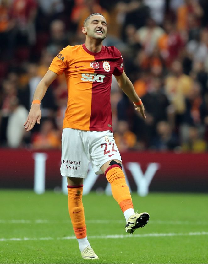 Hakim Ziyech çılgına döndü hızını alamadı kramponları fırlattı! Okan Buruk oyundan alınca... Hakim Ziyech çılgına döndü hızını alamadı kramponları fırlattı! Okan Buruk oyundan alınca... - 1. Resim