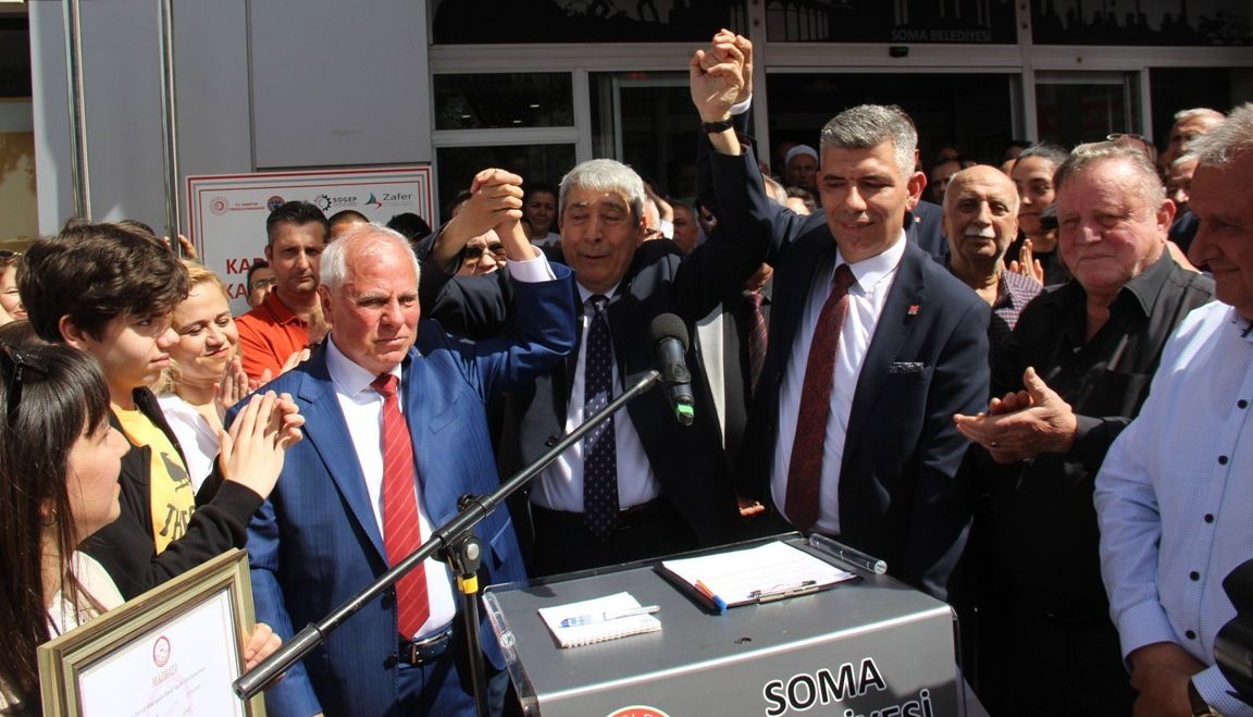 Mazbatasını aldı, matkapı kaptı! CHP'li başkan göreve sözünü tutarak başladı Mazbatasını aldı, matkapı kaptı! CHP'li başkan göreve sözünü tutarak başladı - 1. Resim
