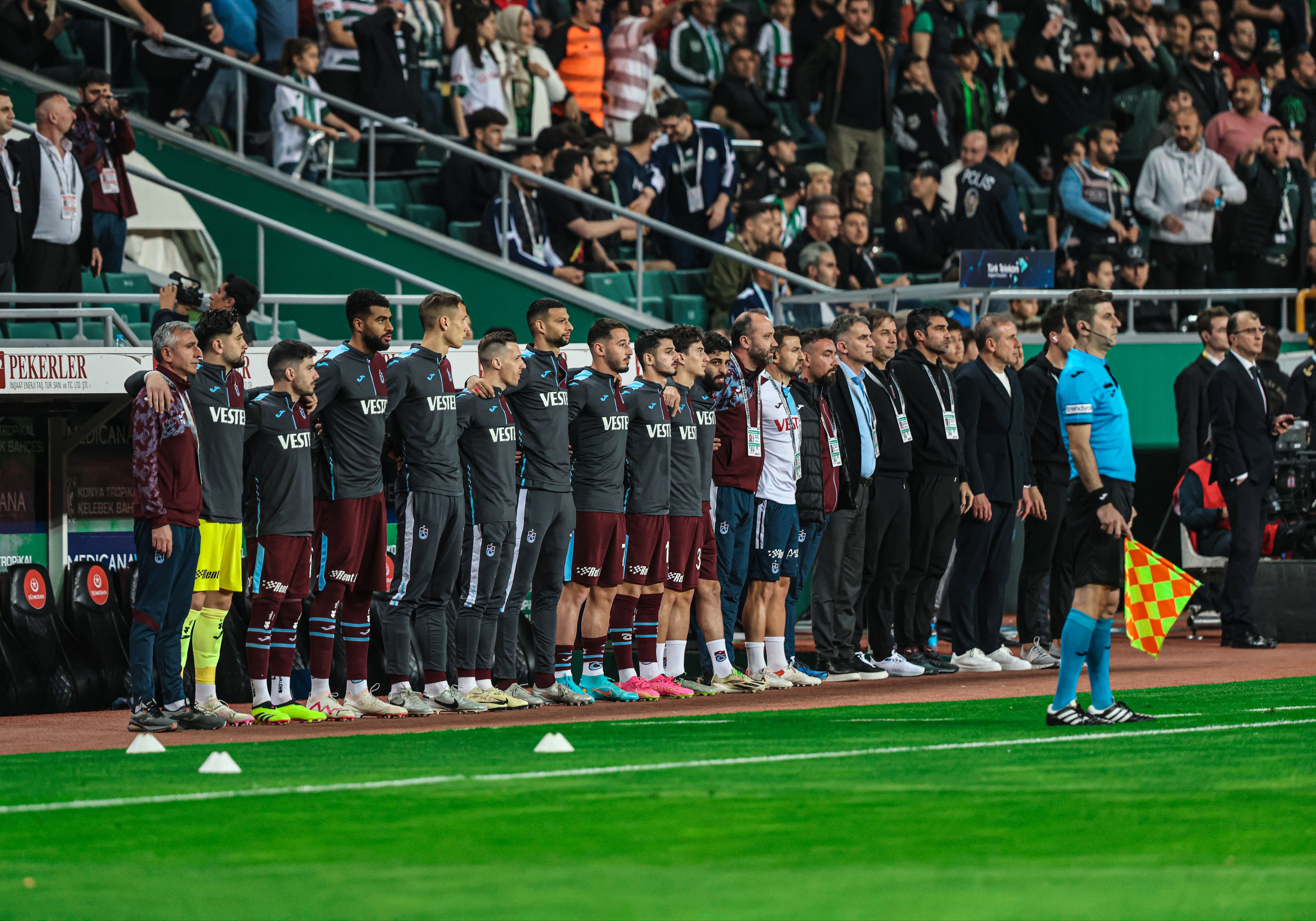 Trabzonspor'dan PFDK kararlarına protesto: Konyaspor maçı öncesi 30 saniye hareketsiz kalındı Trabzonspor'dan PFDK kararlarına protesto: Konyaspor maçı öncesi 30 saniye hareketsiz kalındı - 1. Resim