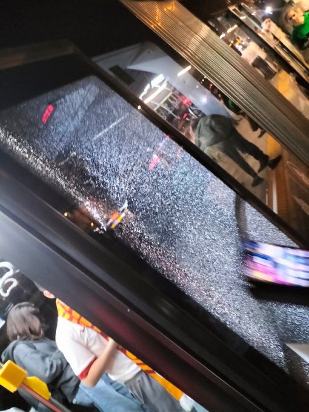Seken kurşunlar yolcu dolu metrobüse isabet etti! Uzun namlulu silahlarla oteli taradılar Uzun namlulu silahlarla oteli taradılar! Kurşunlar içi yolcu dolu metrobüse de isabet etti - 2. Resim