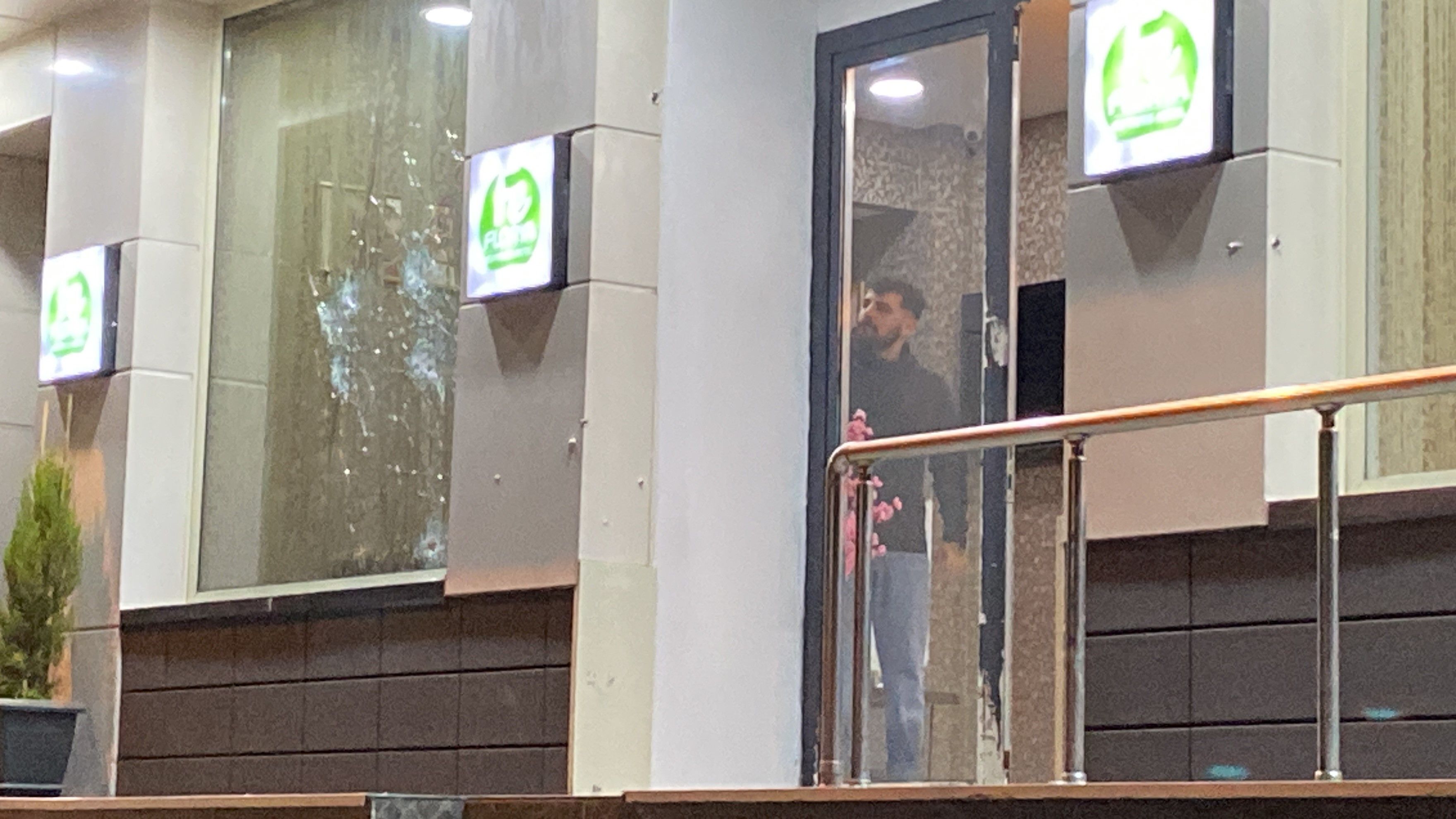 Seken kurşunlar yolcu dolu metrobüse isabet etti! Uzun namlulu silahlarla oteli taradılar Uzun namlulu silahlarla oteli taradılar! Kurşunlar içi yolcu dolu metrobüse de isabet etti - 1. Resim