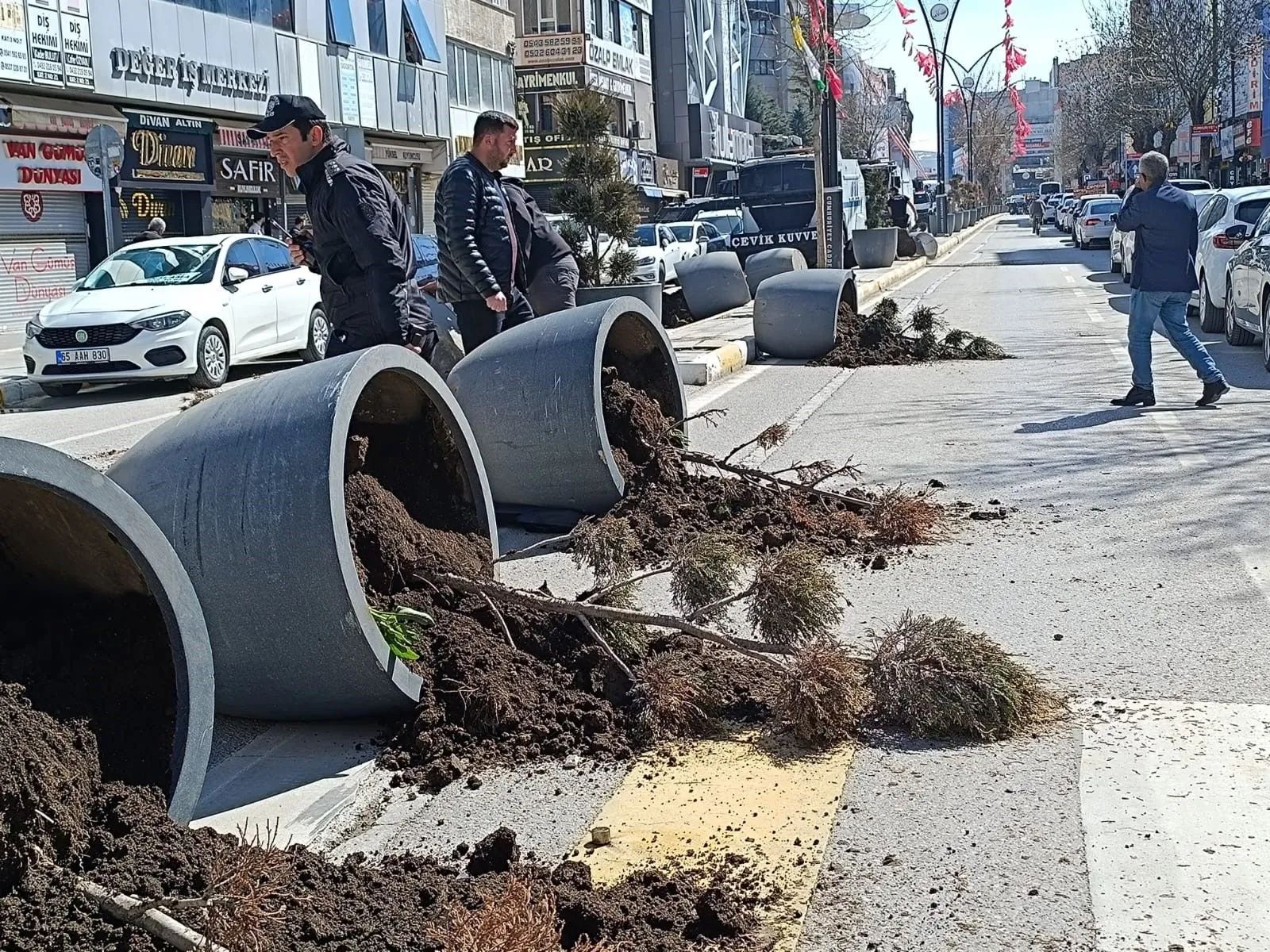 Van'ı kaybeden DEM, 6 ili karıştırdı! Polis DEM Parti ve PKK sempatizanlarına müdahale etti Van, Diyarbakır, Şırnak, Batman, Hakkari...Polis DEM Parti ve PKK sempatizanlarına müdahale etti - 1. Resim