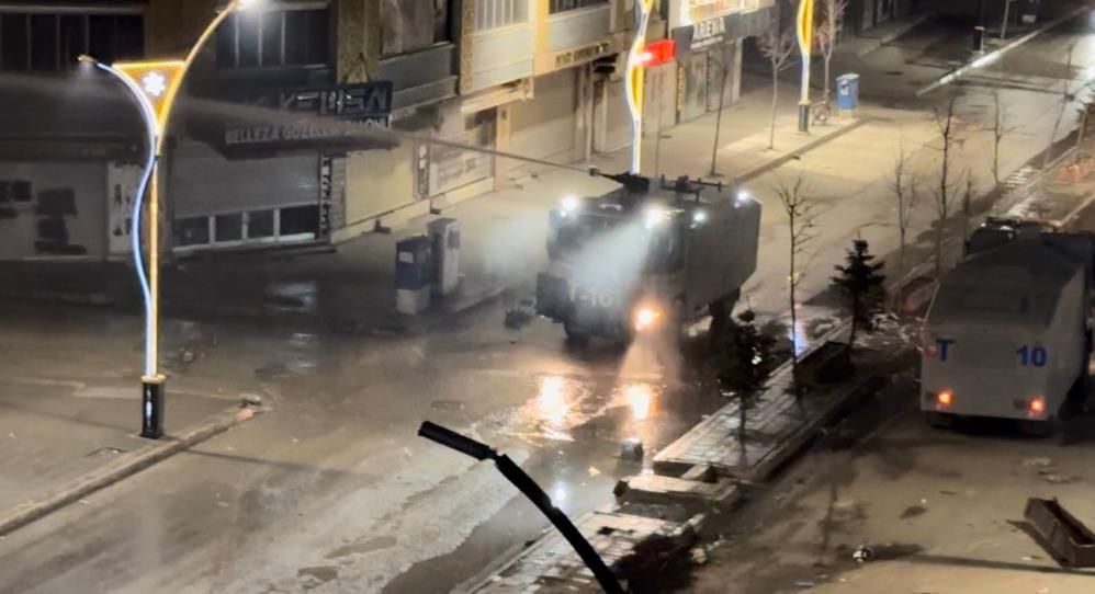Van'ı kaybeden DEM, 6 ili karıştırdı! Polis DEM Parti ve PKK sempatizanlarına müdahale etti Van, Diyarbakır, Şırnak, Batman, Hakkari...Polis izinsiz gösteri yapan DEM'lilere müdahale etti gözaltılar var - 4. Resim