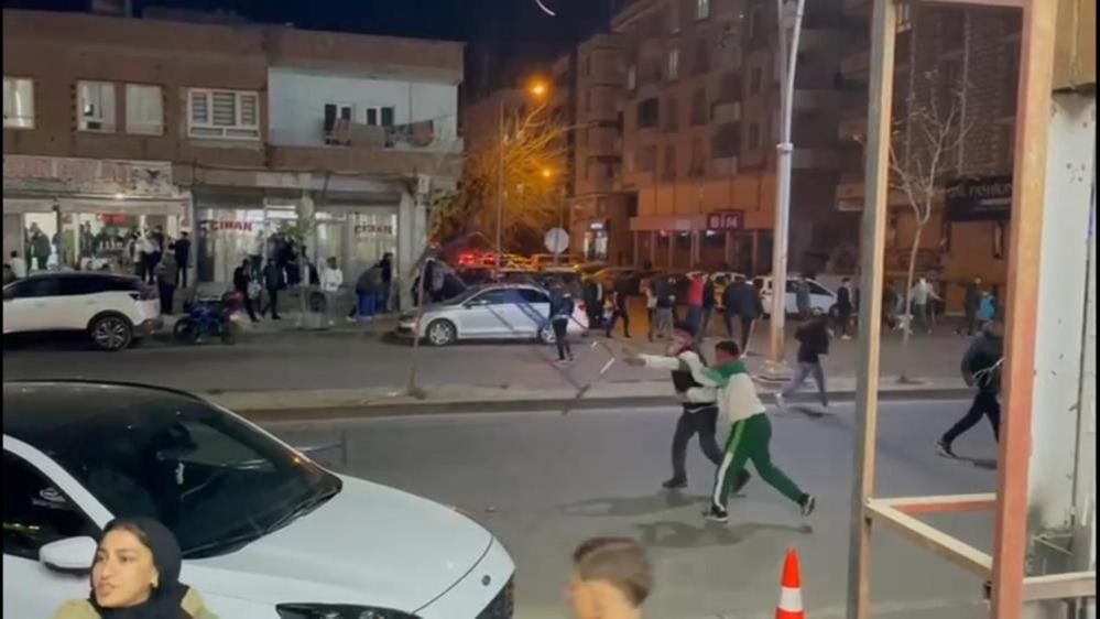 Van'ı kaybeden DEM, 6 ili karıştırdı! Polis DEM Parti ve PKK sempatizanlarına müdahale etti Van'ı kaybeden DEM, 6 ili karıştırdı! Polis DEM Parti ve PKK sempatizanlarına müdahale etti - 9. Resim