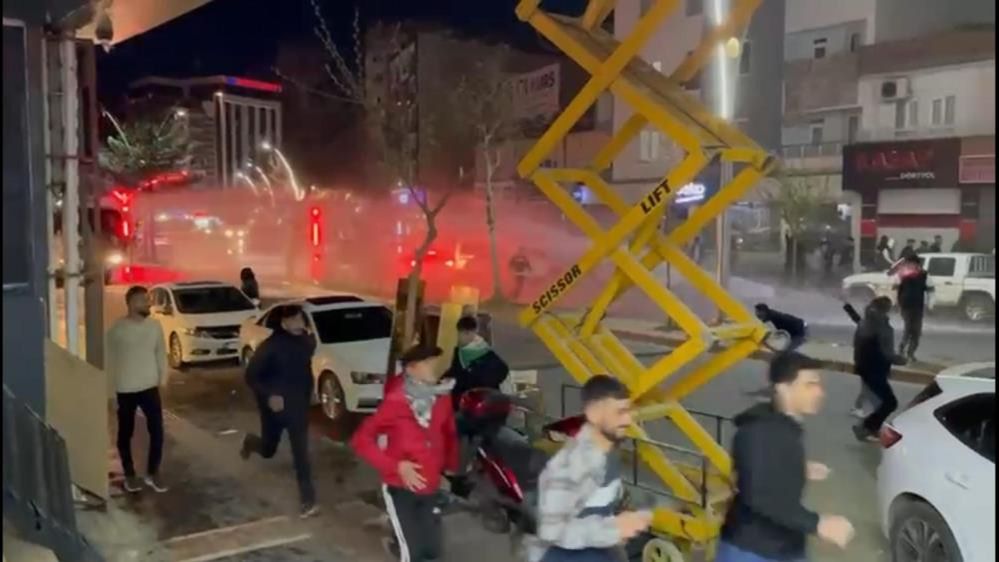 Van'ı kaybeden DEM, 6 ili karıştırdı! Polis DEM Parti ve PKK sempatizanlarına müdahale etti Van'ı kaybeden DEM, 6 ili karıştırdı! Polis DEM Parti ve PKK sempatizanlarına müdahale etti - 10. Resim