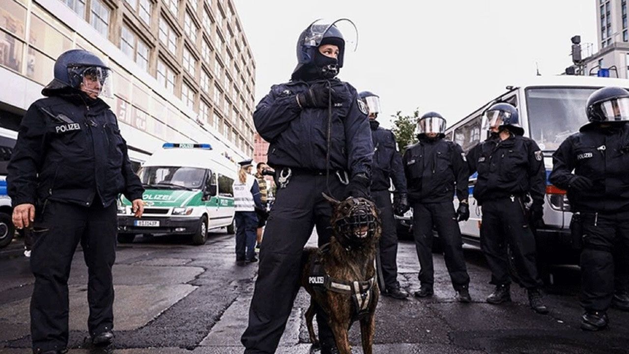 Almanya'da aşırı sağcı 400 polise soruşturma! İçişleri Bakanı  Almanya'da aşırı sağcı 400 polise soruşturma! İçişleri Bakanı