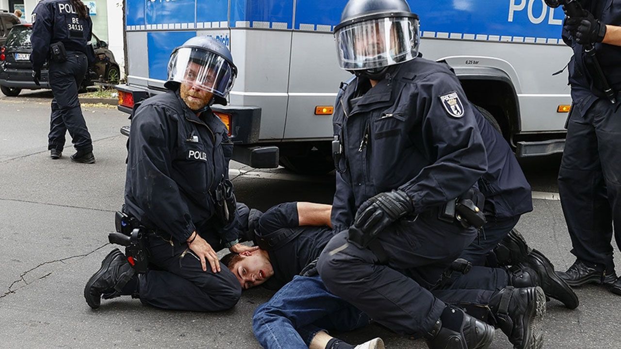 Almanya'da aşırı sağcı 400 polise soruşturma! İçişleri Bakanı  Almanya'da aşırı sağcı 400 polise soruşturma! İçişleri Bakanı