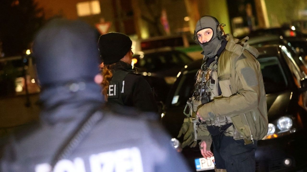 Almanya'da aşırı sağcı 400 polise soruşturma! İçişleri Bakanı  Almanya'da aşırı sağcı 400 polise soruşturma! İçişleri Bakanı