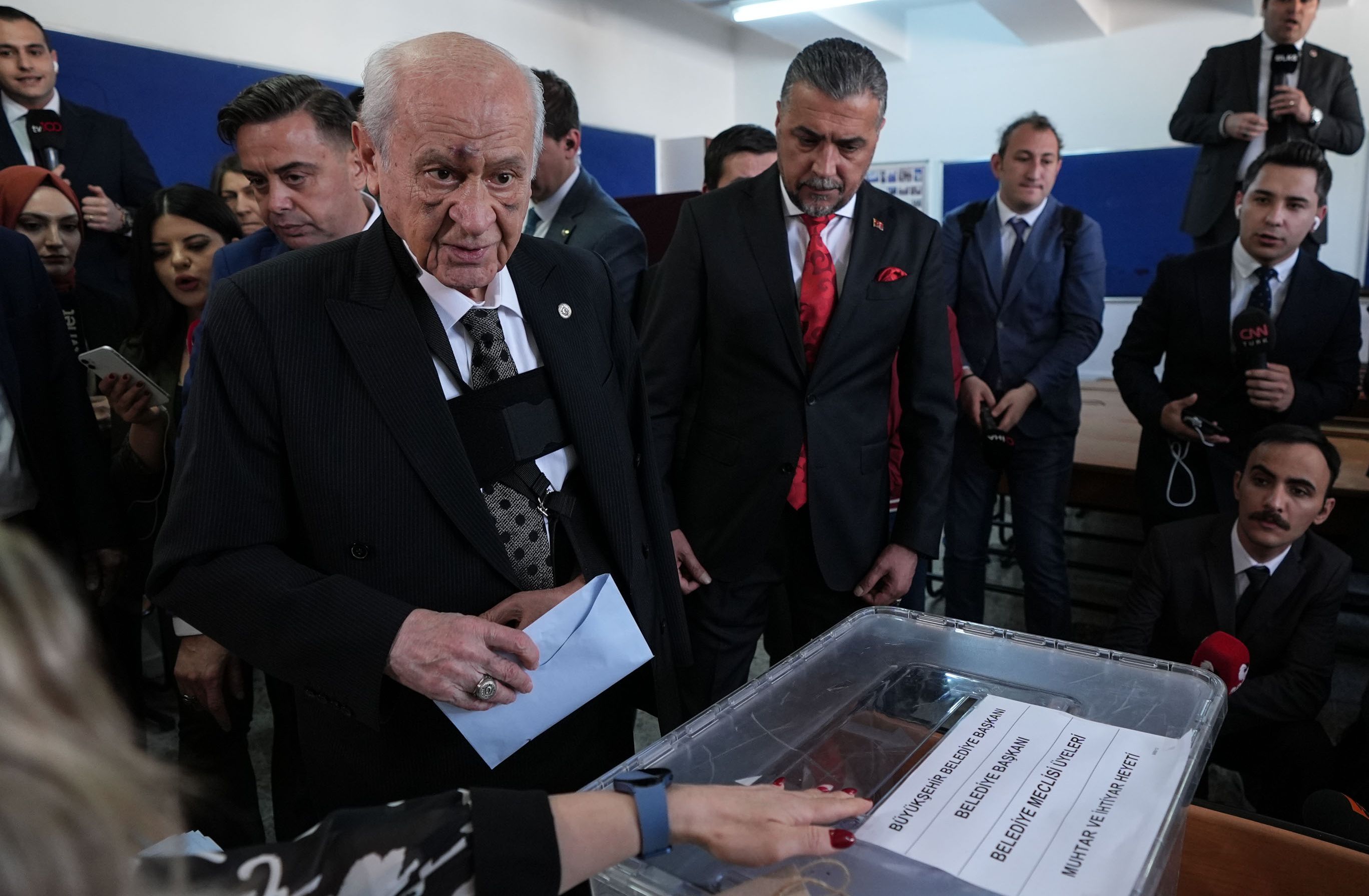 Bahçeli, Alparslan Türkeş'in kabrini ziyaret etti Bahçeli, Alparslan Türkeş'in kabrini ziyaret etti - 2. Resim