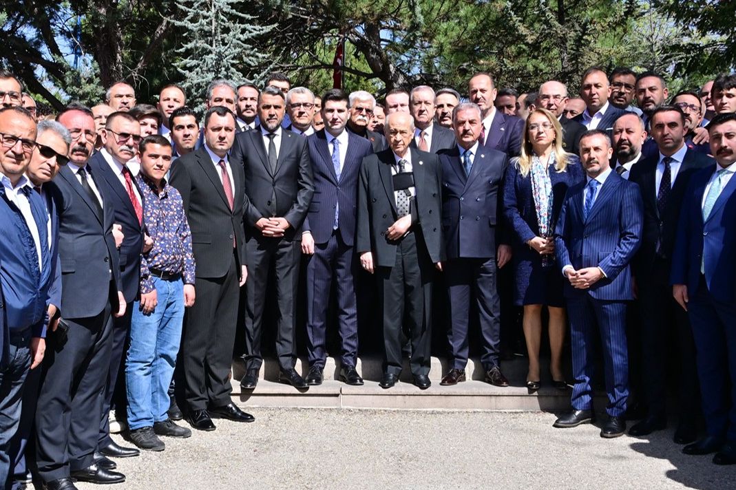 Bahçeli, Alparslan Türkeş'in kabrini ziyaret etti Bahçeli, Alparslan Türkeş'in kabrini ziyaret etti - 1. Resim