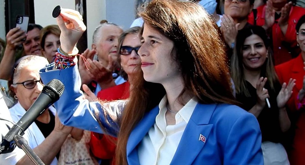 Çeşme'nin ilk kadın Belediye Başkanı Lal Denizli görevine başladı Çeşme'nin ilk kadın Belediye Başkanı Lal Denizli görevine başladı - 1. Resim