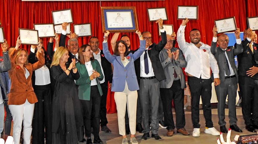 Çeşme'nin ilk kadın Belediye Başkanı Lal Denizli görevine başladı Çeşme'nin ilk kadın Belediye Başkanı Lal Denizli görevine başladı - 2. Resim