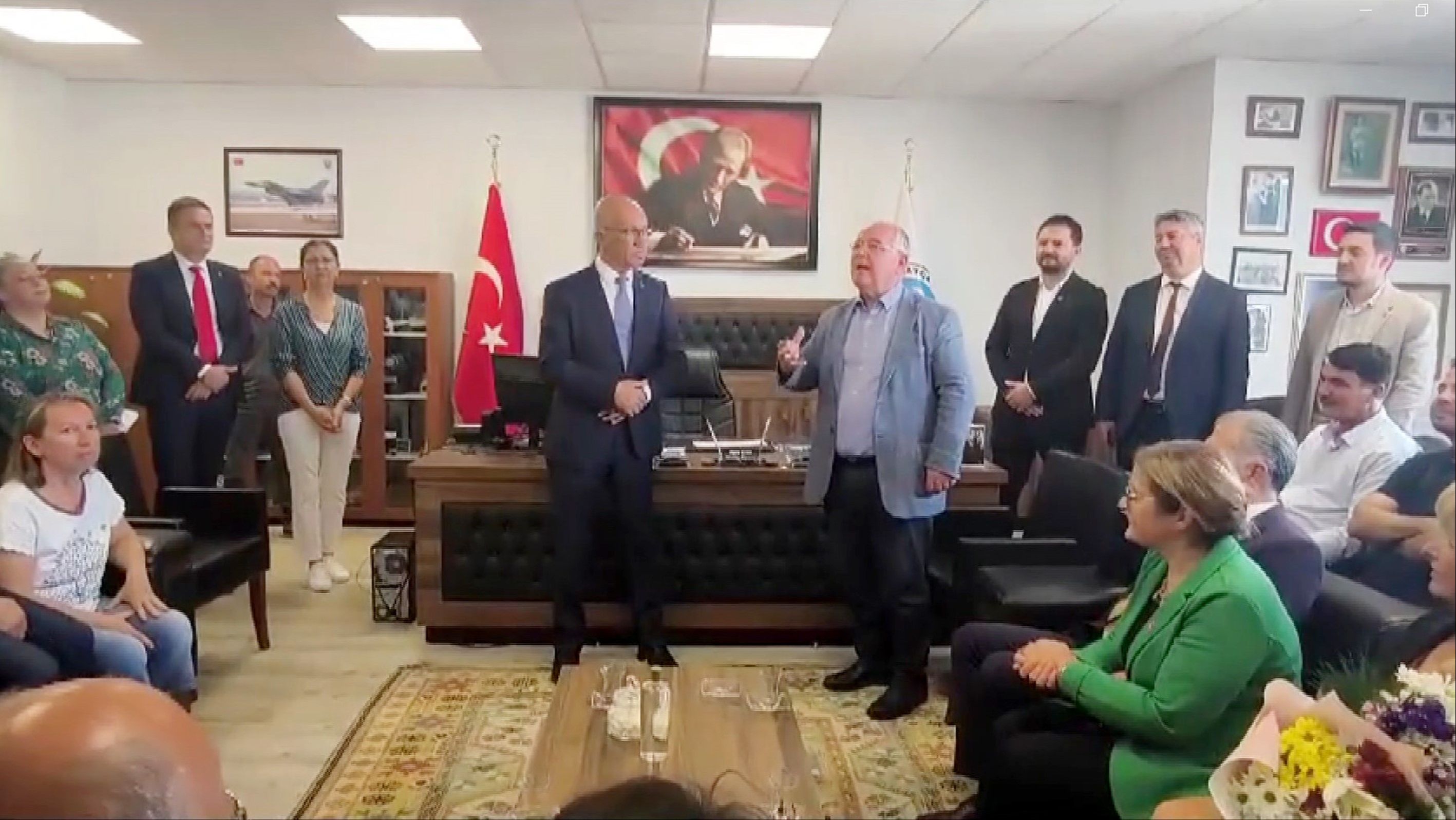 CHP'li başkandan devir teslim töreninde itiraf gibi sözler: Aldığımız her personel CHP'li CHP'li başkandan devir teslim töreninde itiraf gibi sözler: Aldığımız her personel CHP'li - 1. Resim