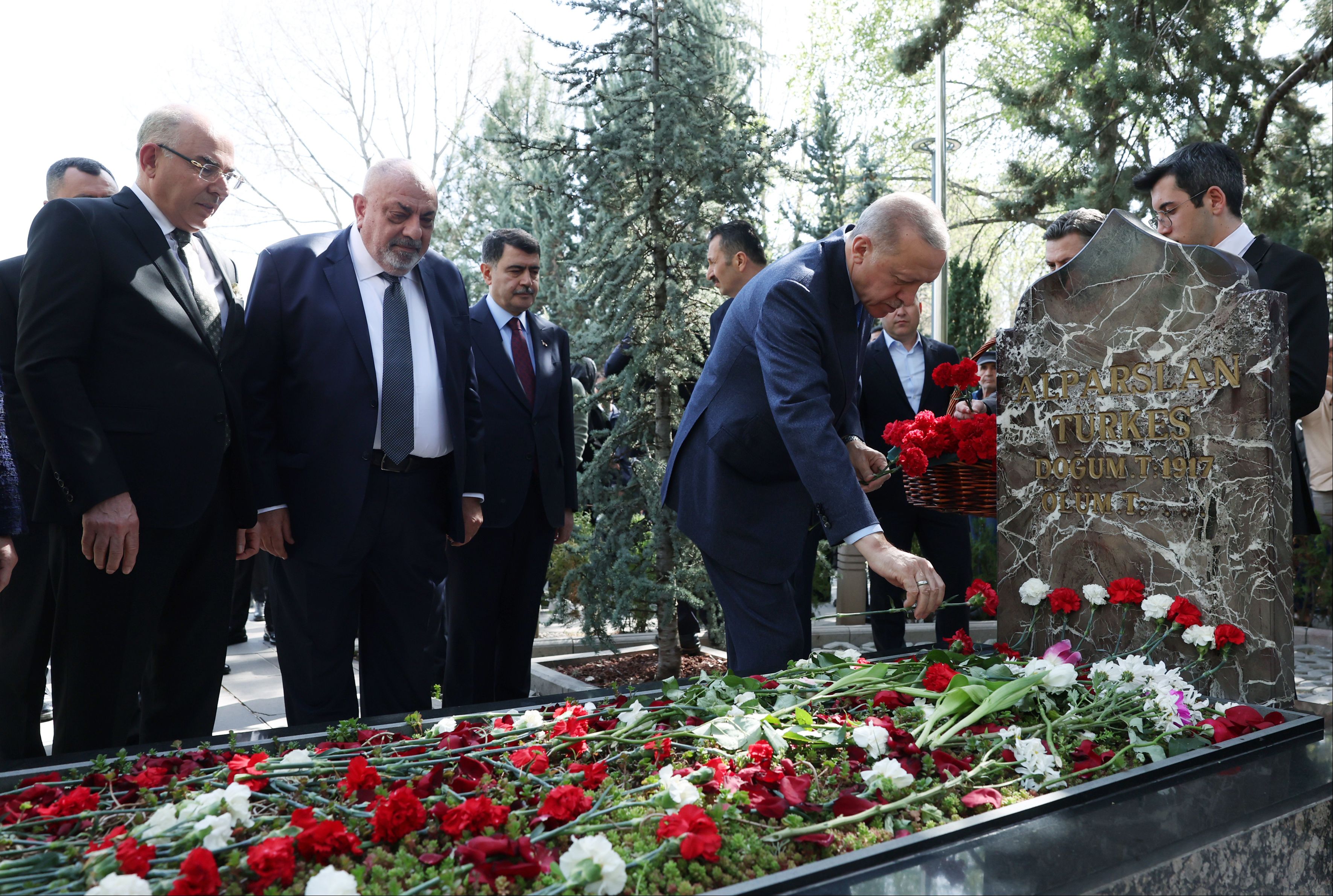 Cumhurbaşkanı Erdoğan'dan ölümünün 27. yılında Alparslan Türkeş'in kabrine ziyaret Cumhurbaşkanı Erdoğan'dan ölümünün 27. yılında Alparslan Türkeş'in kabrine ziyaret - 2. Resim