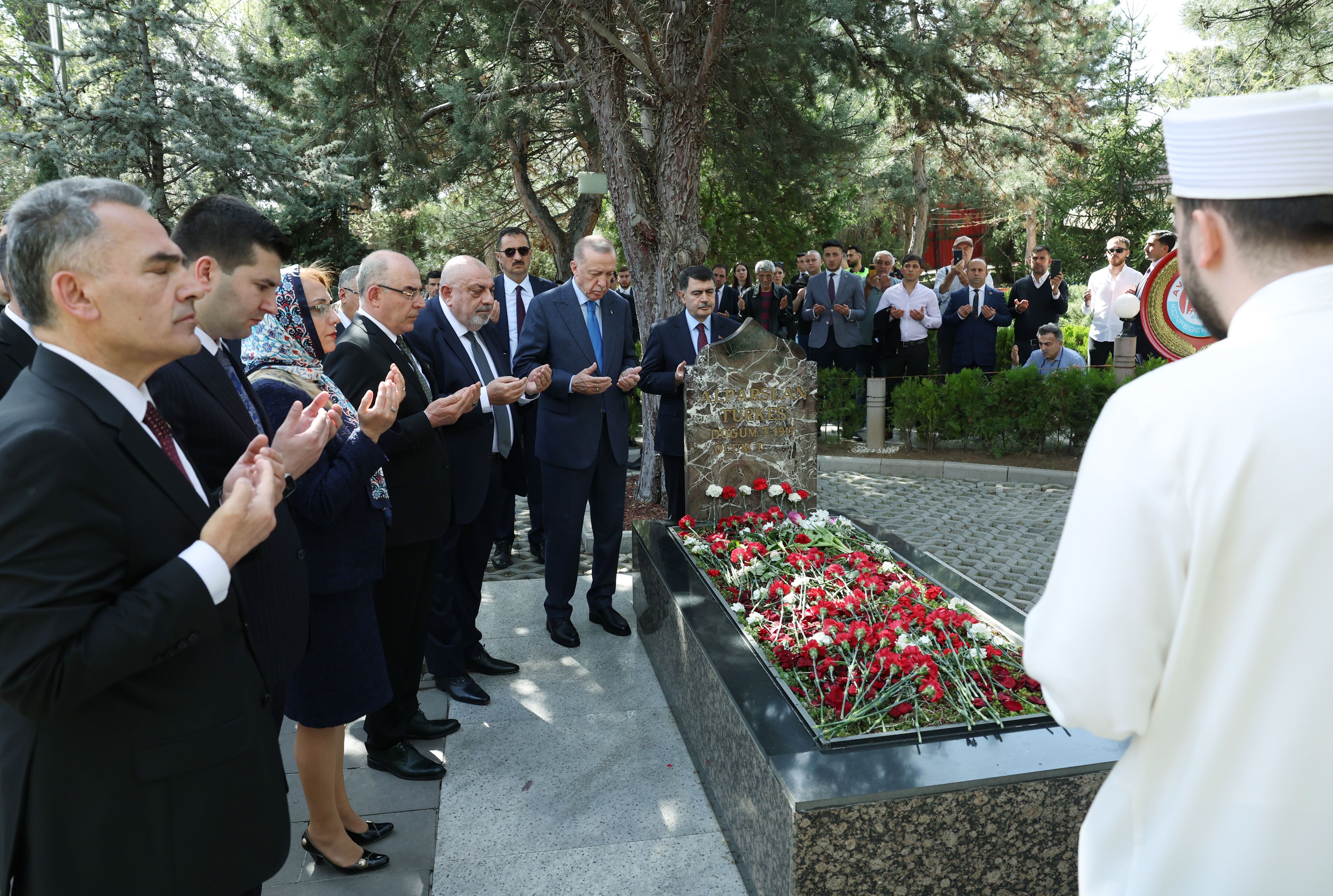 Cumhurbaşkanı Erdoğan'dan ölümünün 27. yılında Alparslan Türkeş'in kabrine ziyaret Cumhurbaşkanı Erdoğan'dan ölümünün 27. yılında Alparslan Türkeş'in kabrine ziyaret - 1. Resim