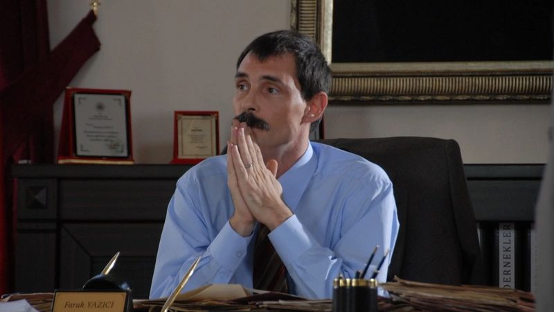 Erdal Beşikçioğlu, 'Vali' filmini işaret etti: Artık protokol kapıları olmayacak Erdal Beşikçioğlu, 'Vali' filmini işaret edip 'Yönetim böyle olacak' dedi: Artık protokol kapıları olmayacak - 2. Resim