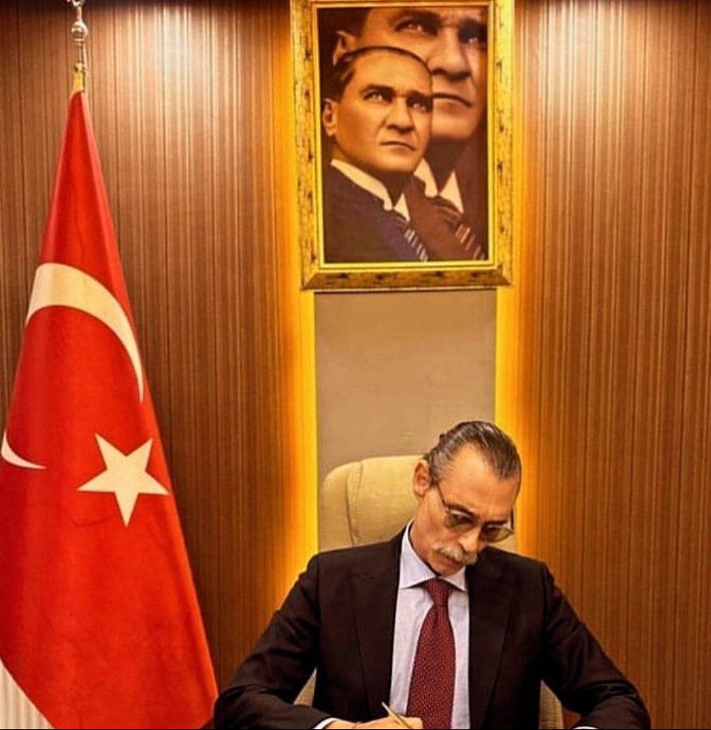 Erdal Beşikçioğlu, 'Vali' filmini işaret etti: Artık protokol kapıları olmayacak Erdal Beşikçioğlu, 'Vali' filmini işaret edip 'Yönetim böyle olacak' dedi: Artık protokol kapıları olmayacak - 1. Resim