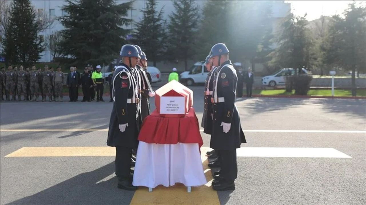 Erdoğan, şehit Kıdemli Başçavuş Nebi Çullu'nun ailesine başsağlığı diledi Erdoğan, şehit Kıdemli Başçavuş Nebi Çullu'nun ailesine başsağlığı diledi - 1. Resim
