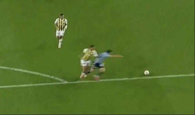 Fenerbahçe-Adana Demirspor maçına damga vuran pozisyon! Oosterwolde'nin o hareketi... Fenerbahçe-Adana Demirspor maçına damga vuran pozisyon! Oosterwolde'nin o hareketi... - 1. Resim