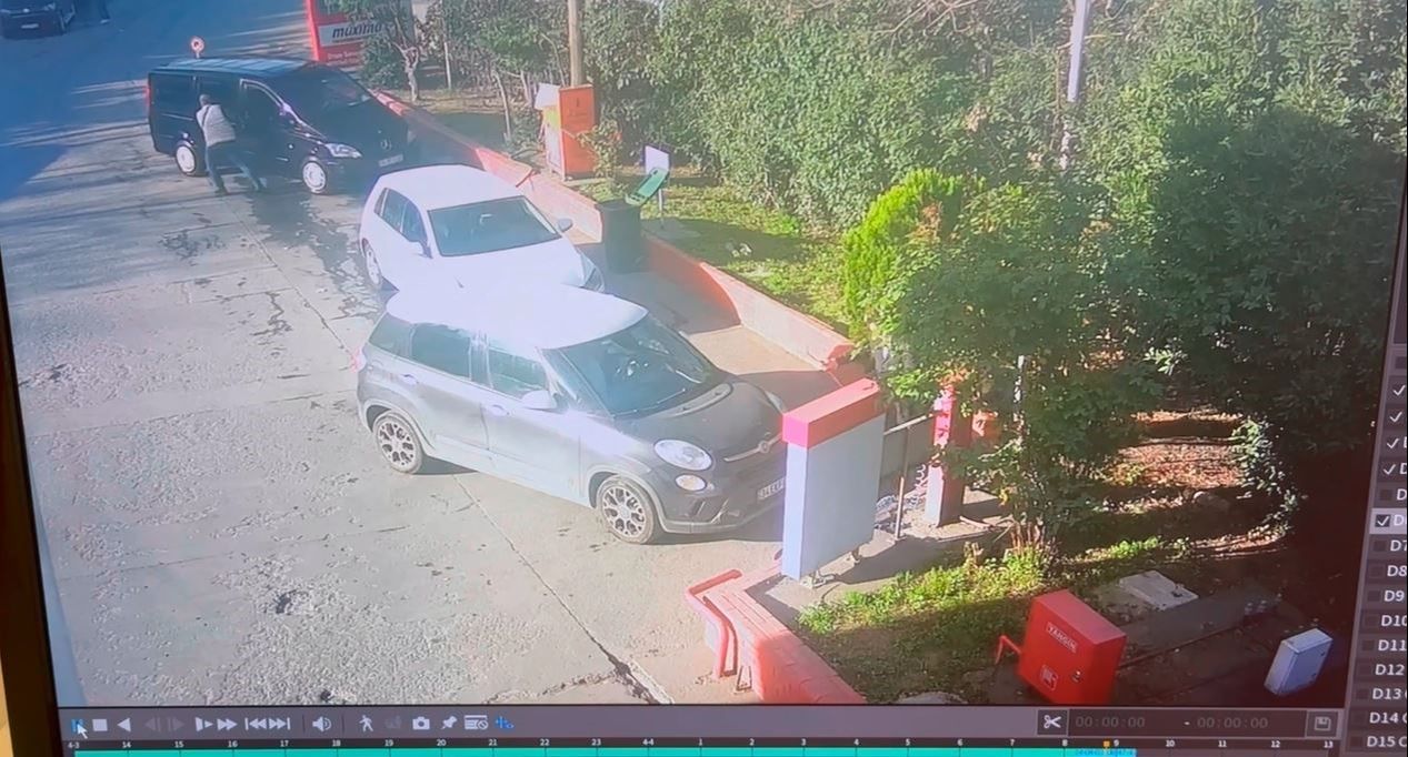 İki küçük kardeş trafiği birbirine kattı: İnanılmaz kaza zinciri kamerada İki küçük kardeş trafiği birbirine kattı: İnanılmaz kaza zinciri kamerada - 1. Resim