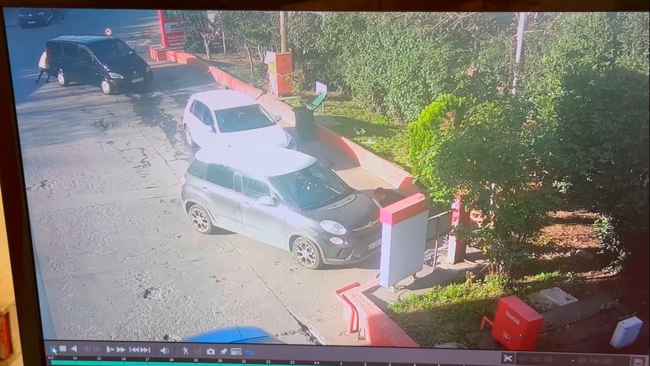 İki küçük kardeş trafiği birbirine kattı: İnanılmaz kaza zinciri kamerada İki küçük kardeş trafiği birbirine kattı: İnanılmaz kaza zinciri kamerada - 2. Resim