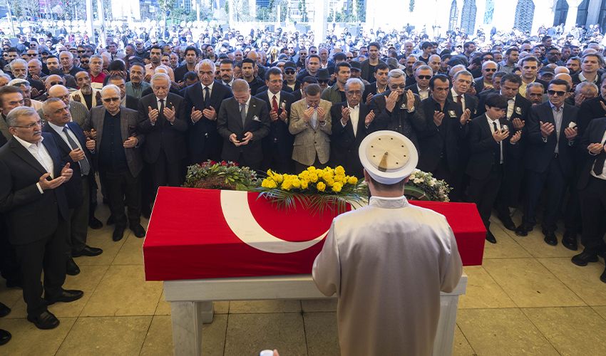 İlker İnanoğlu’nun babası Türker İnanoğlu’nun cenazesinde yaptığı konuşma herkesi ağlattı - 6. Resim