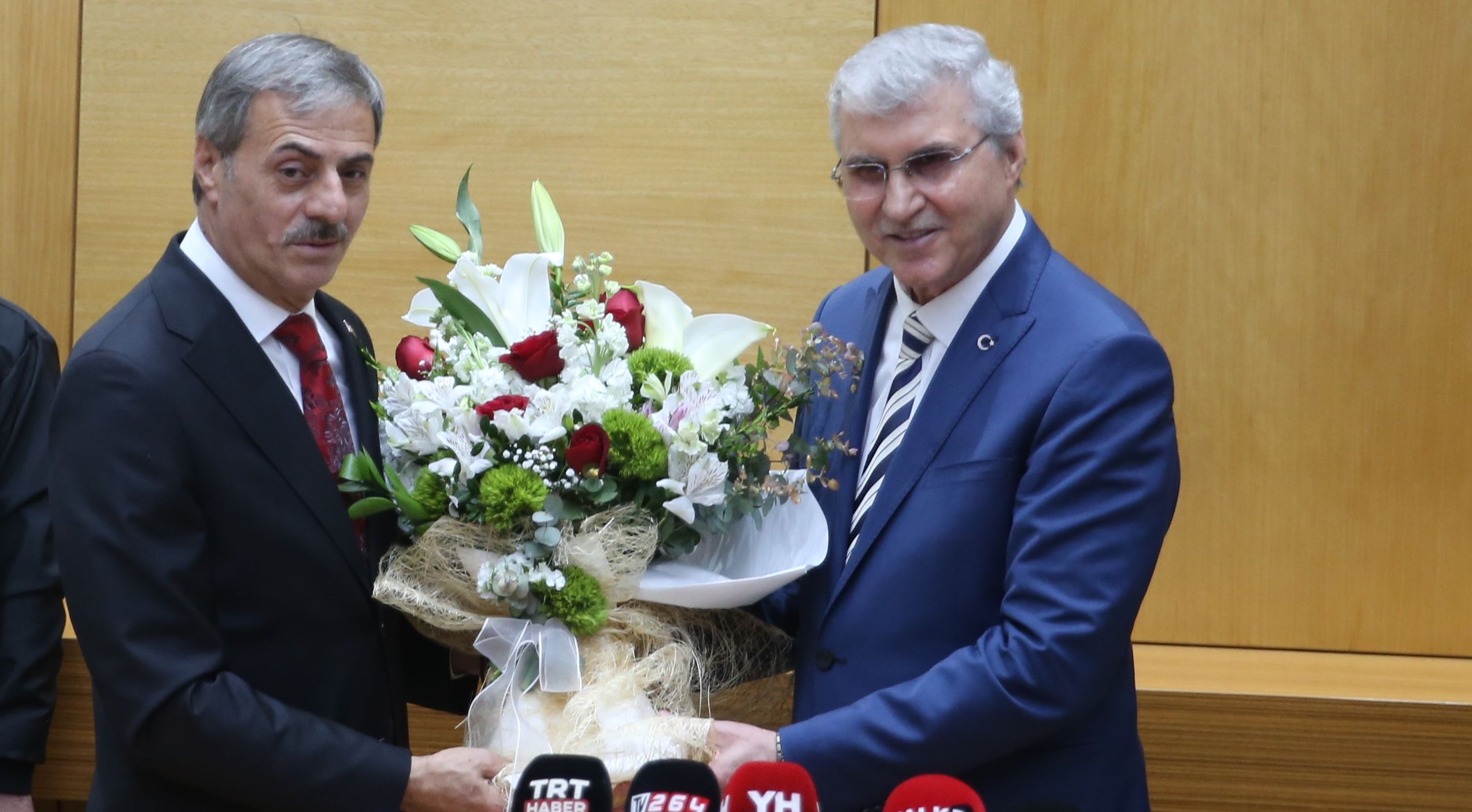 İnsan seli ile karşılandı! Yeni başkan görevi devraldı, adım atacak yer kalmadı - 1. Resim