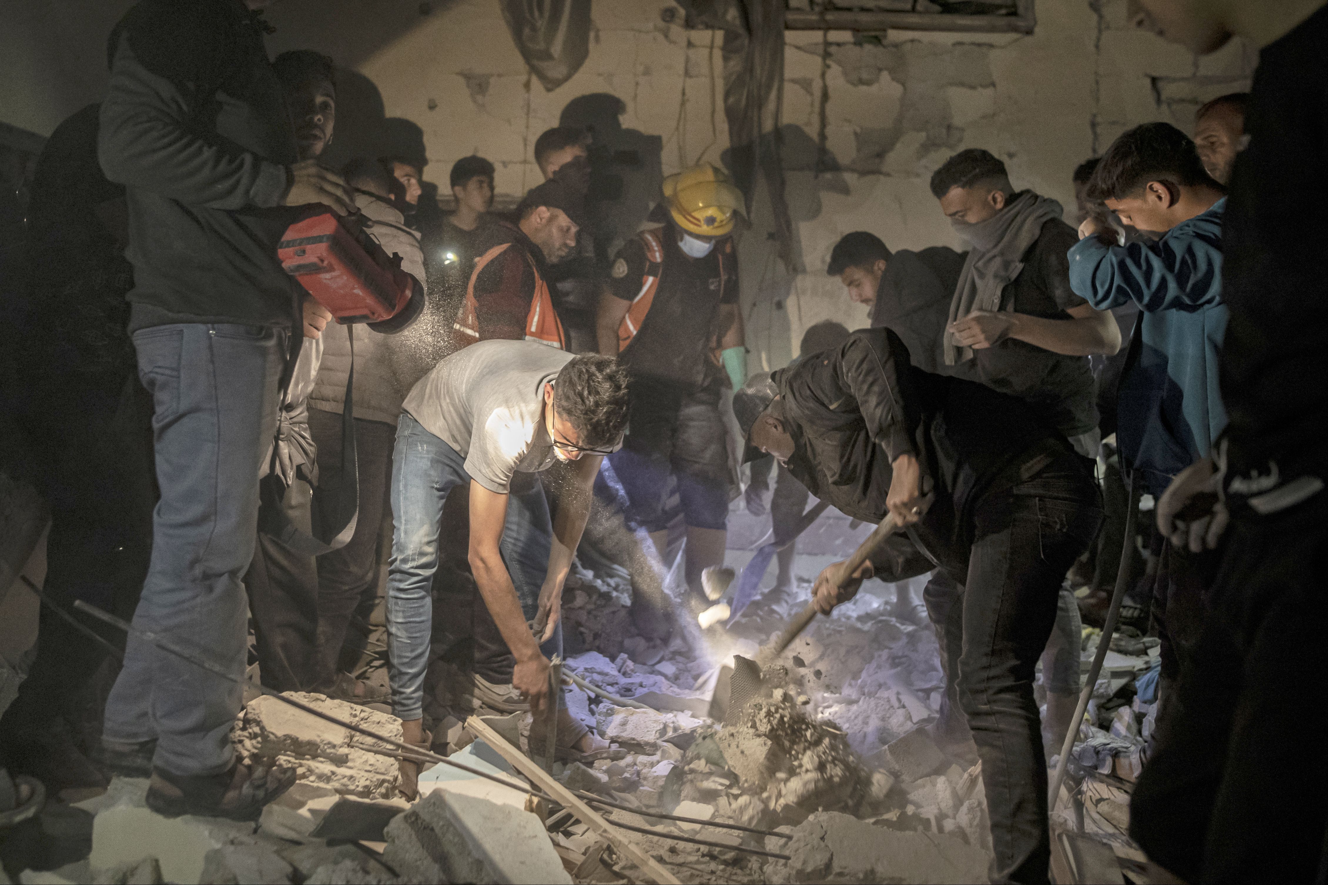 İsrail ordusu El-Megazi Kampını bombaladı, ölü ve yaralılar var İşgal güçleri El-Megazi Mülteci Kampını bombaladı, ölü ve yaralılar var - 2. Resim