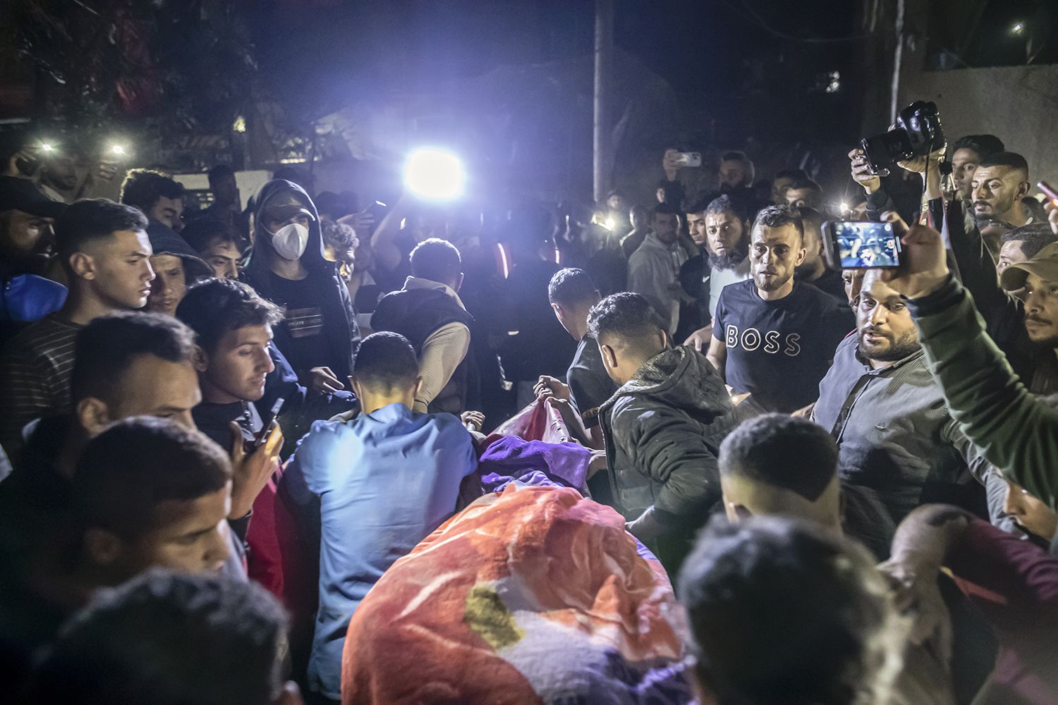 İsrail ordusu El-Megazi Kampını bombaladı, ölü ve yaralılar var İşgal güçleri El-Megazi Mülteci Kampını bombaladı, ölü ve yaralılar var - 3. Resim