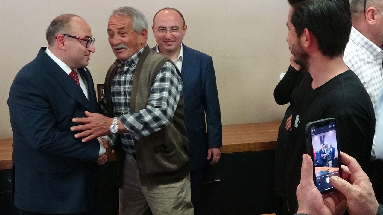 Mersin Erdemli'de yeni belediye başkanını ikiz kardeşiyle karıştırıyorlar Mersin Erdemli'de yeni belediye başkanını ikiz kardeşiyle karıştırıyorlar - 3. Resim
