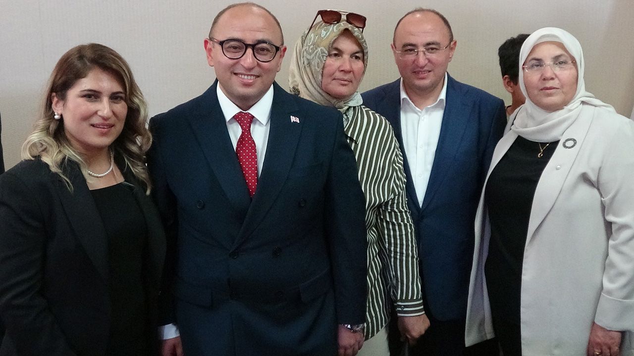 Mersin Erdemli'de yeni belediye başkanını ikiz kardeşiyle karıştırıyorlar Mersin Erdemli'de yeni belediye başkanını ikiz kardeşiyle karıştırıyorlar - 2. Resim