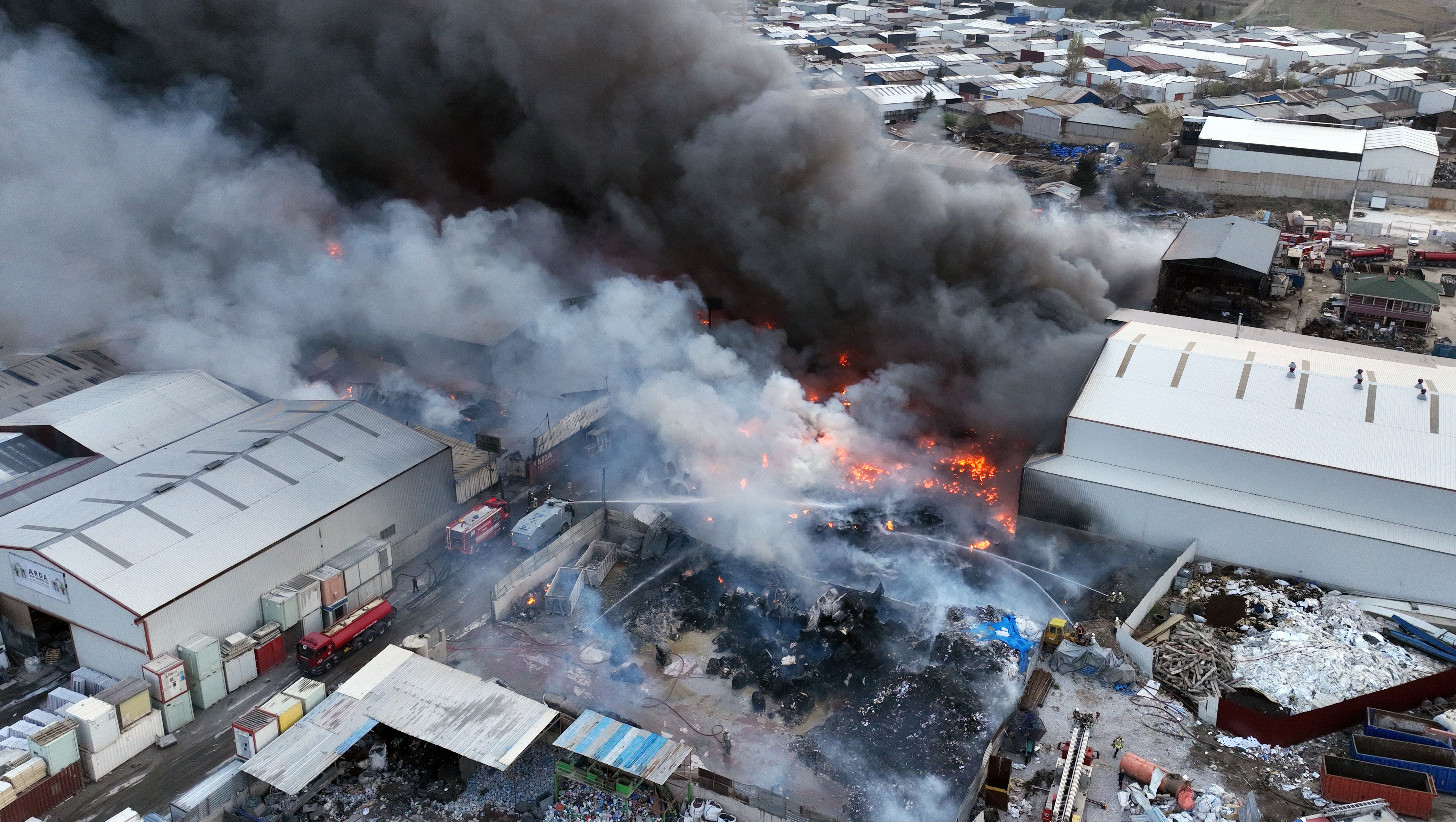 Sanayi sitesindeki yangınla ilgili 1 kişi tutuklandı Sanayi sitesindeki yangınla ilgili 1 kişi tutuklandı - 1. Resim