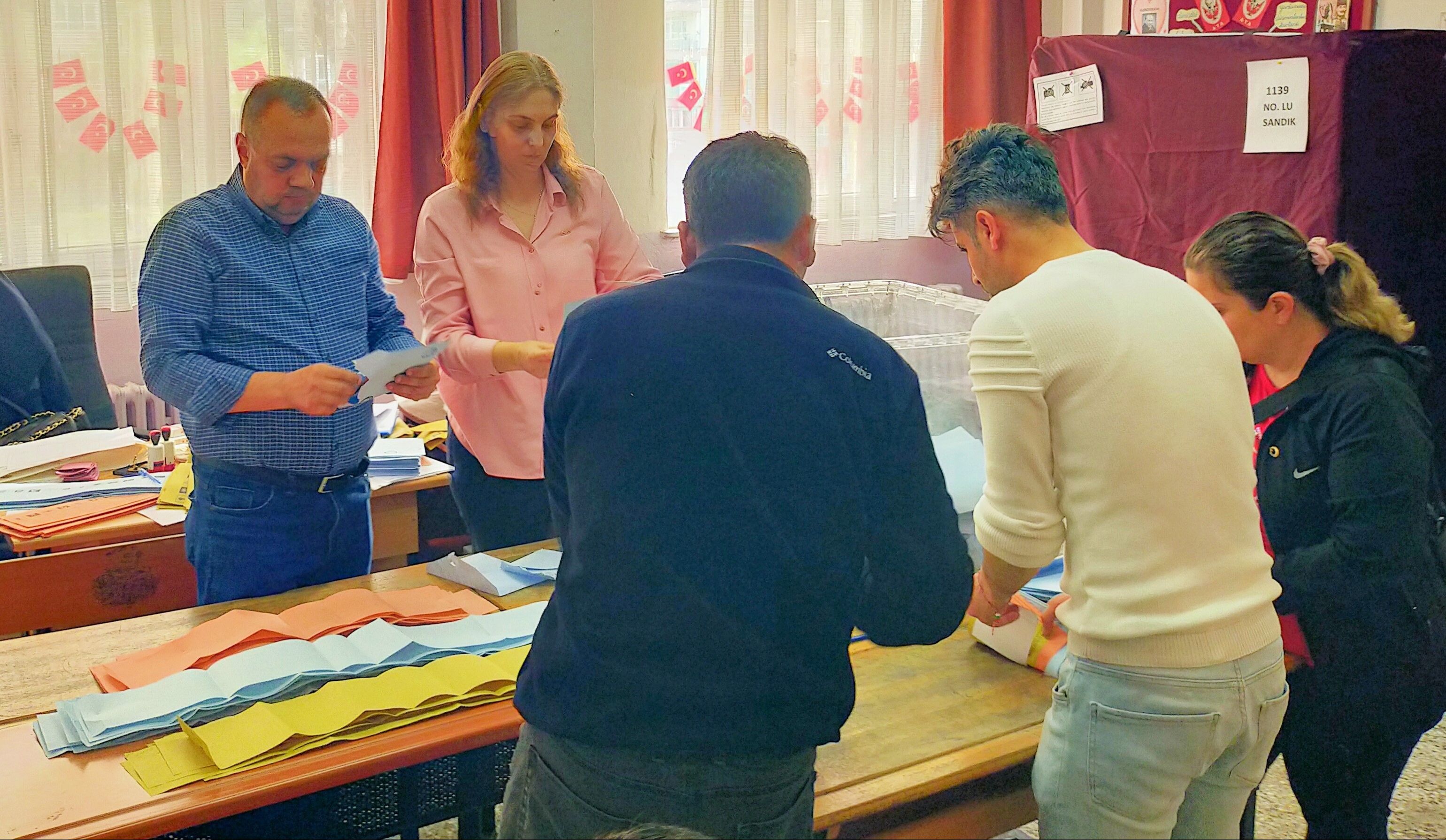 Temizlik görevlisi oyları çöpe atmıştı: Akıllara durgunluk veren olay sonrası karar Temizlik görevlisi oyları çöpe atmıştı: Akıllara durgunluk veren olay sonrası karar - 1. Resim