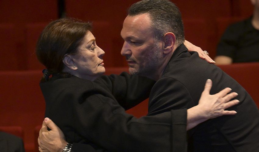 Türker İnanoğlu’nun veda töreninde duygu dolu anlar! Kızı Zeynep Özdemir: Adının yaşaması için elimden geleni yapacağım - 1. Resim