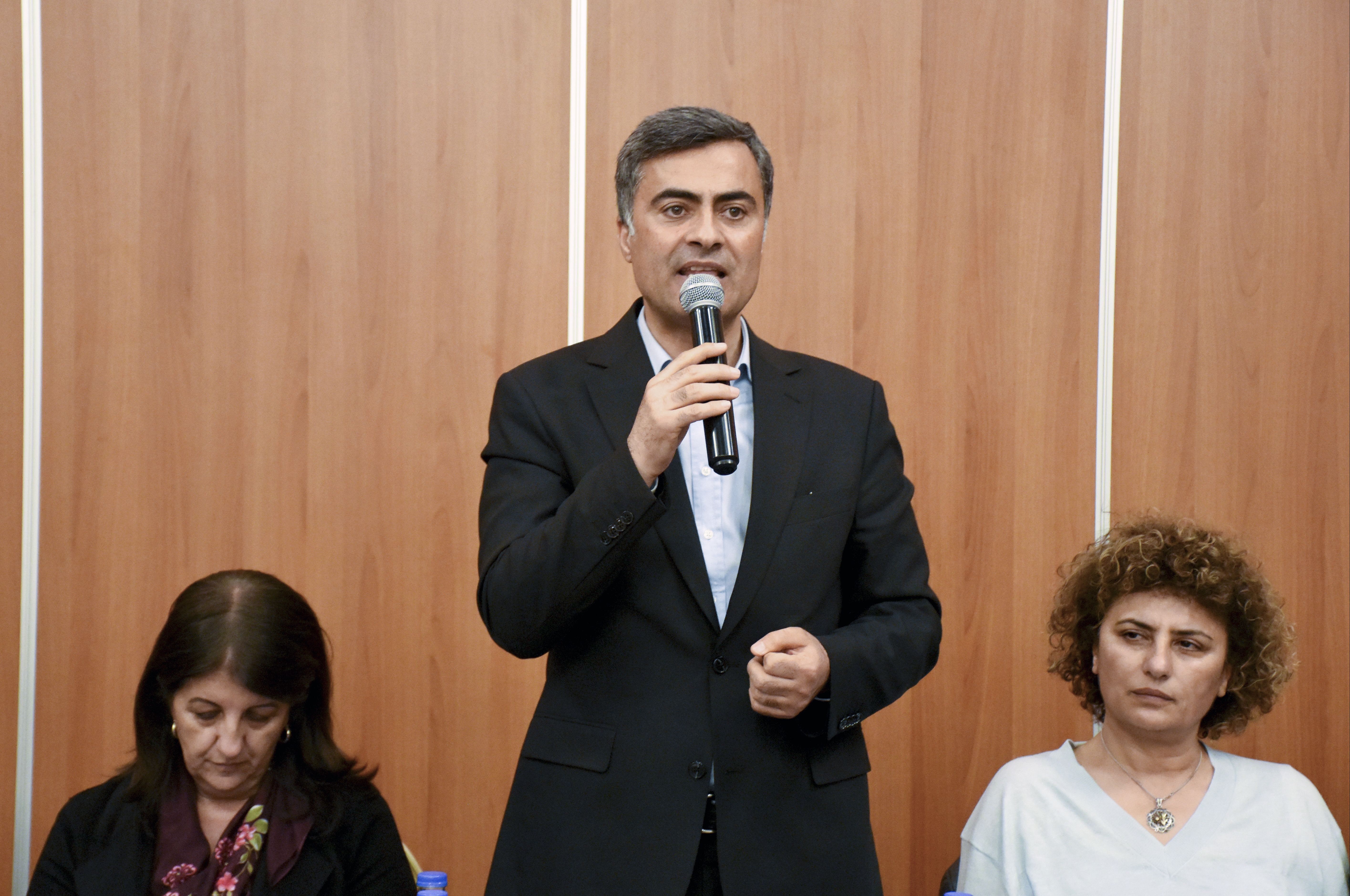 Van yine karıştı! Yasağı delip sokaklara çıkan göstericiler polise saldırdı - 1. Resim