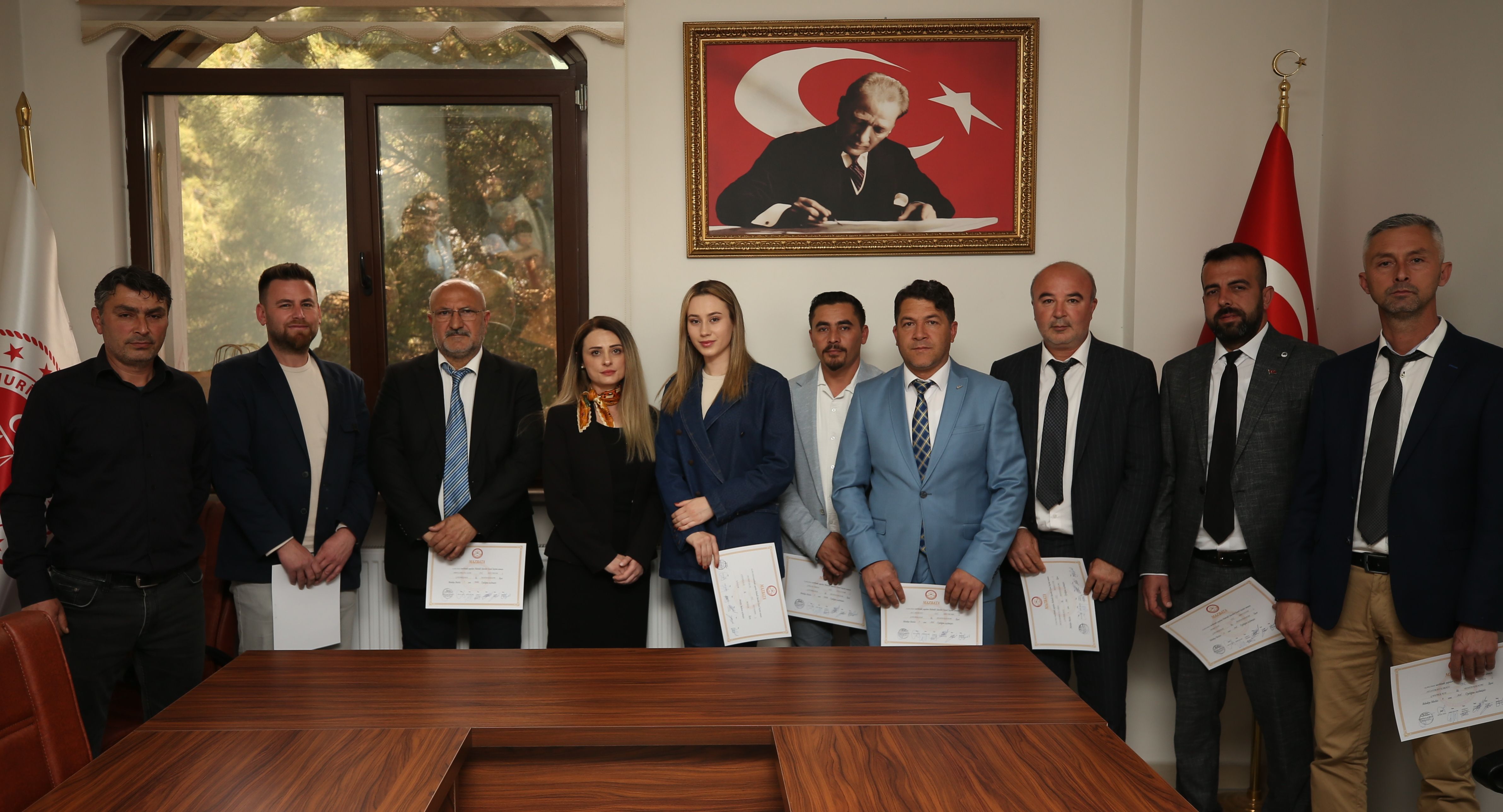 22 yaşında başkanlık koltuğunda: Mazbatasını aldı - 2. Resim