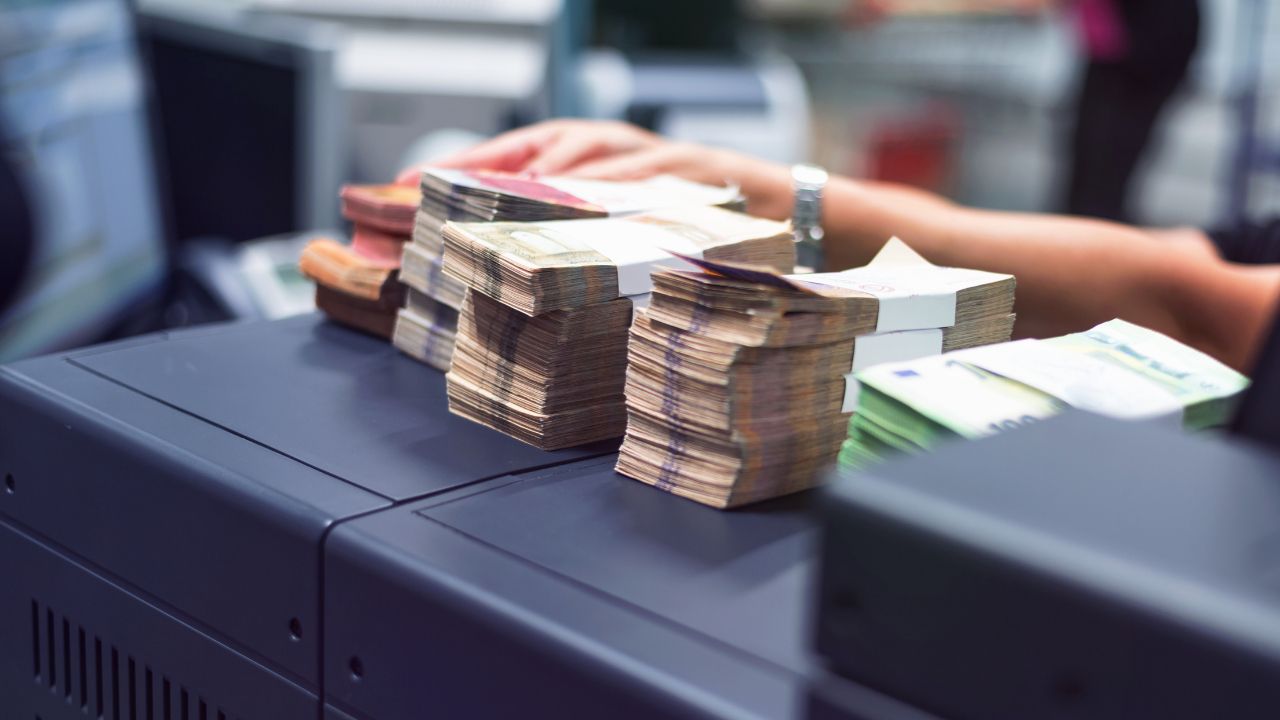 8 Nisan Pazartesi (BUGÜN) bankalar tam gün hizmet verecek 8 Nisan Pazartesi günü açık olan bankalar 9 Nisan’da yarım gün hizmet verecek - 1. Resim