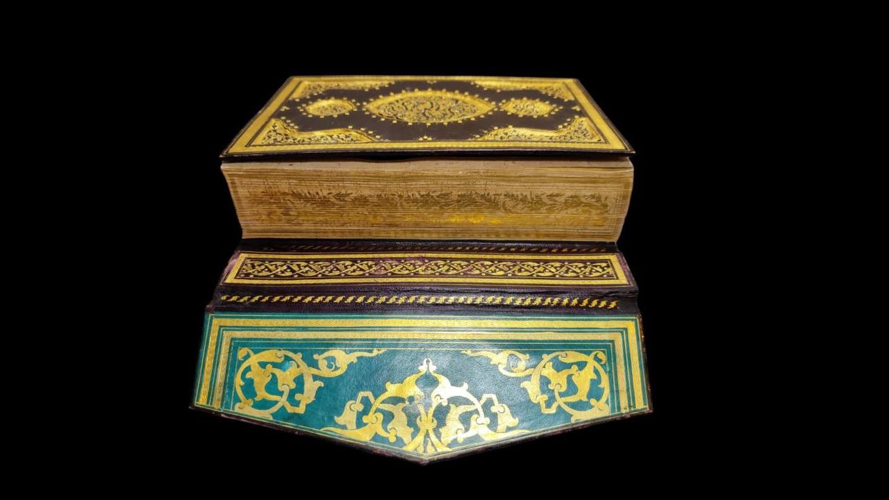 Bakan Ersoy 'müjde' diyerek duyurdu: 5 asırlık Kur'an-ı Kerim Türkiye'de - 1. Resim