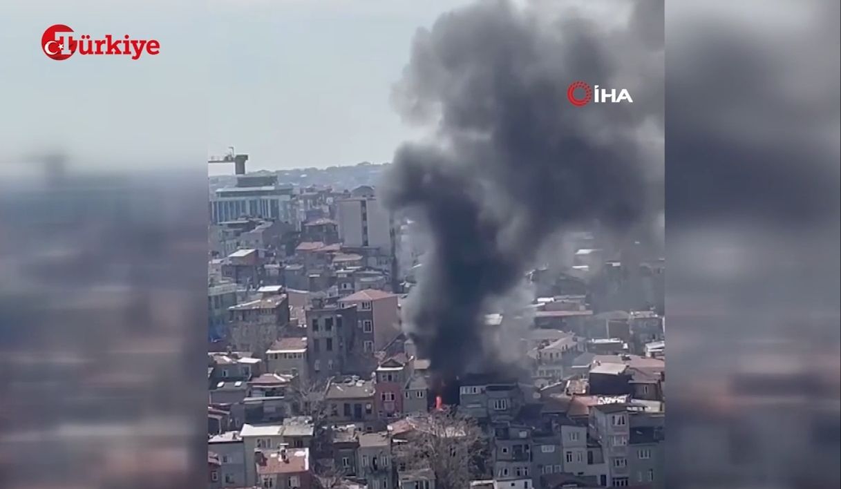 Beyoğlu Bülbül Mahallesi Büyük Kırlangıç Sokak’ta iki binada nedeni henüz bilinmeyen bir yangın çıktı Beyoğlu Bülbül Mahallesi Büyük Kırlangıç Sokak’ta iki binada nedeni henüz bilinmeyen bir yangın çıktı - 1. Resim