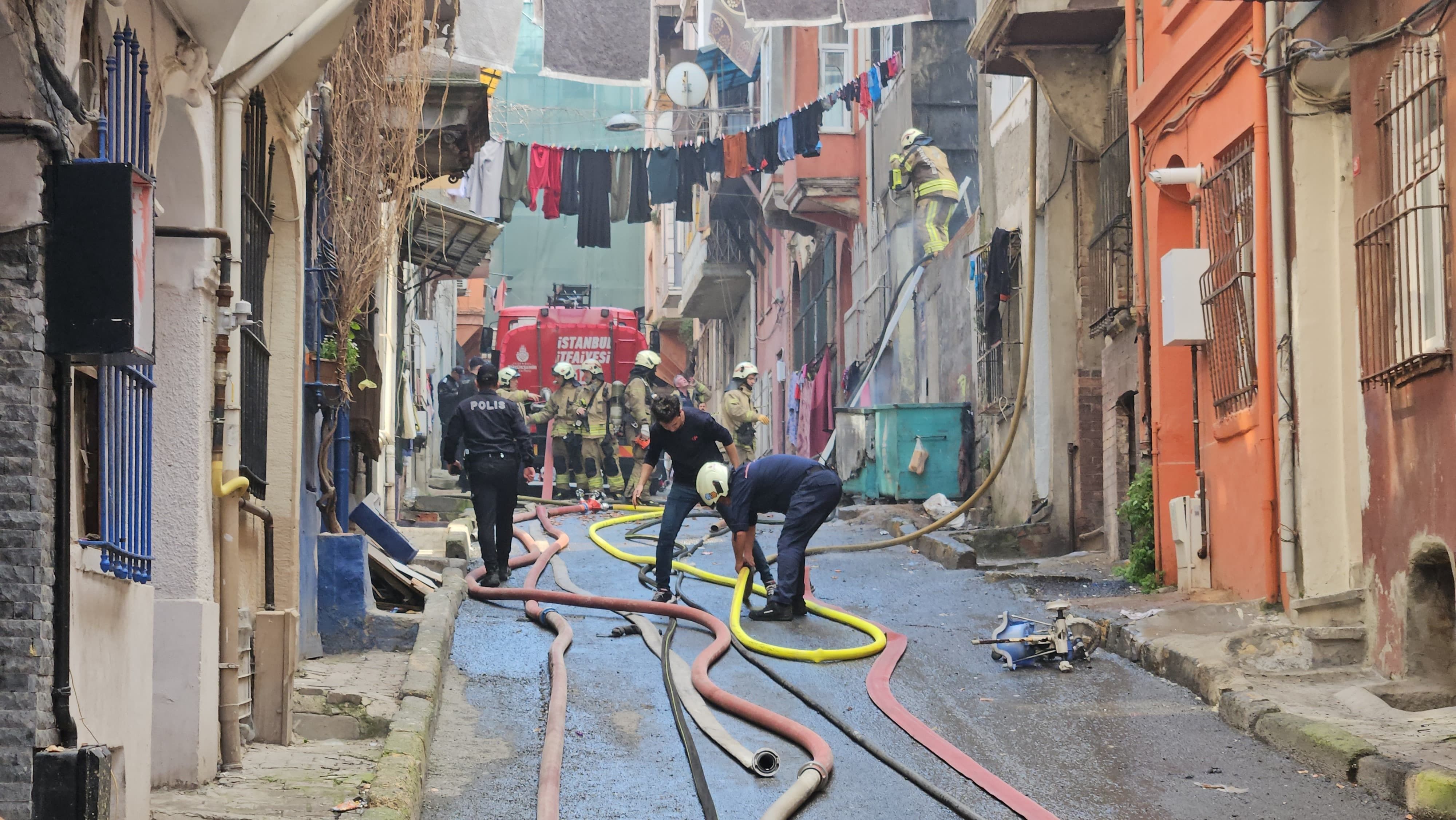 Beyoğlu'nda can pazarı: Binalar alevlere teslim oldu, 5 kişi son anda kurtarıldı - 1. Resim