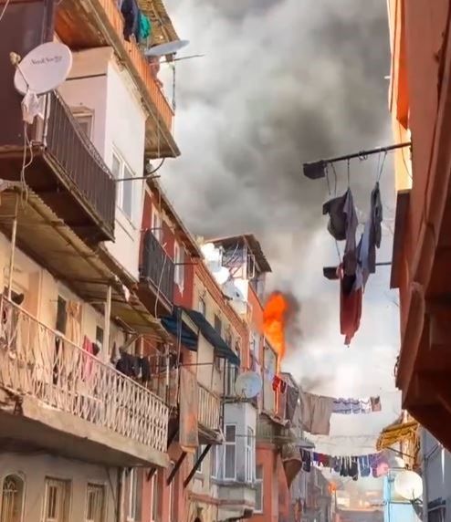 Beyoğlu'nda can pazarı: Binalar alevlere teslim oldu, 5 kişi son anda kurtarıldı - 2. Resim